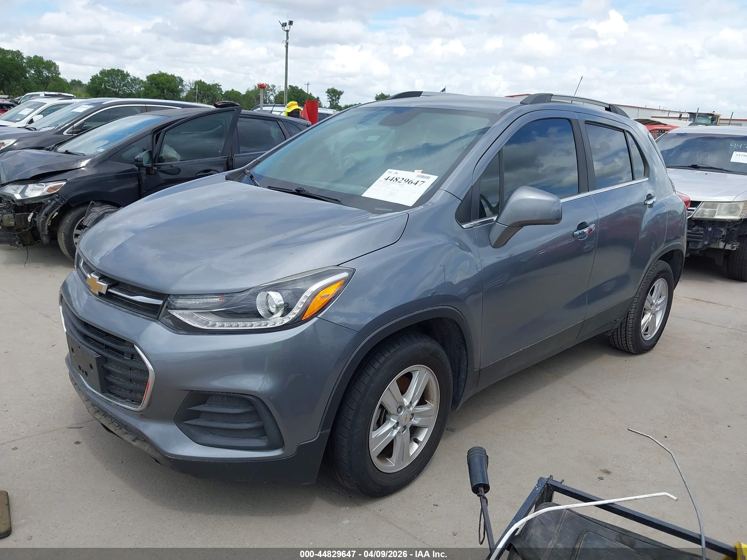 CHEVROLET TRAX image 2