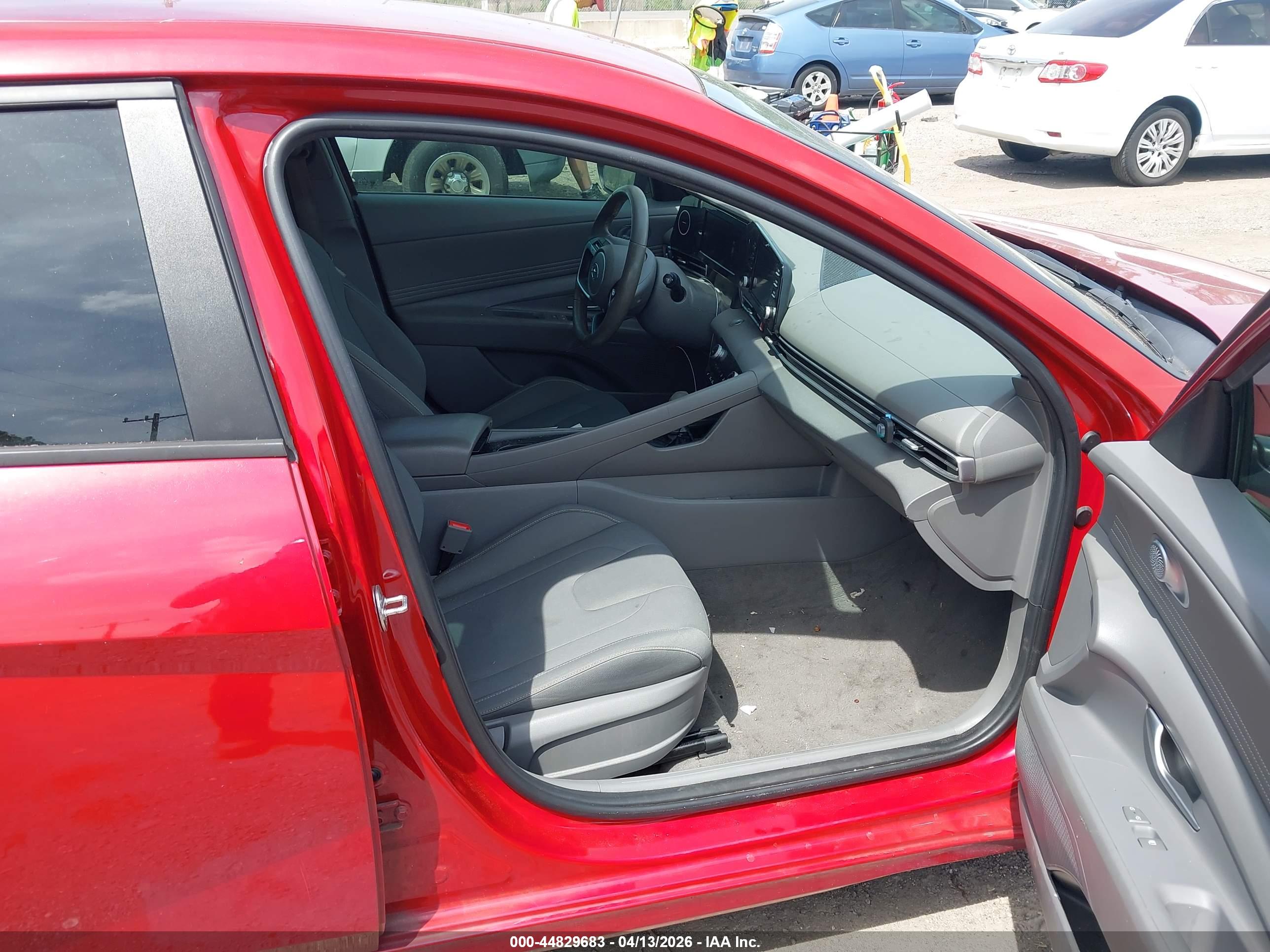 HYUNDAI ELANTRA image 5