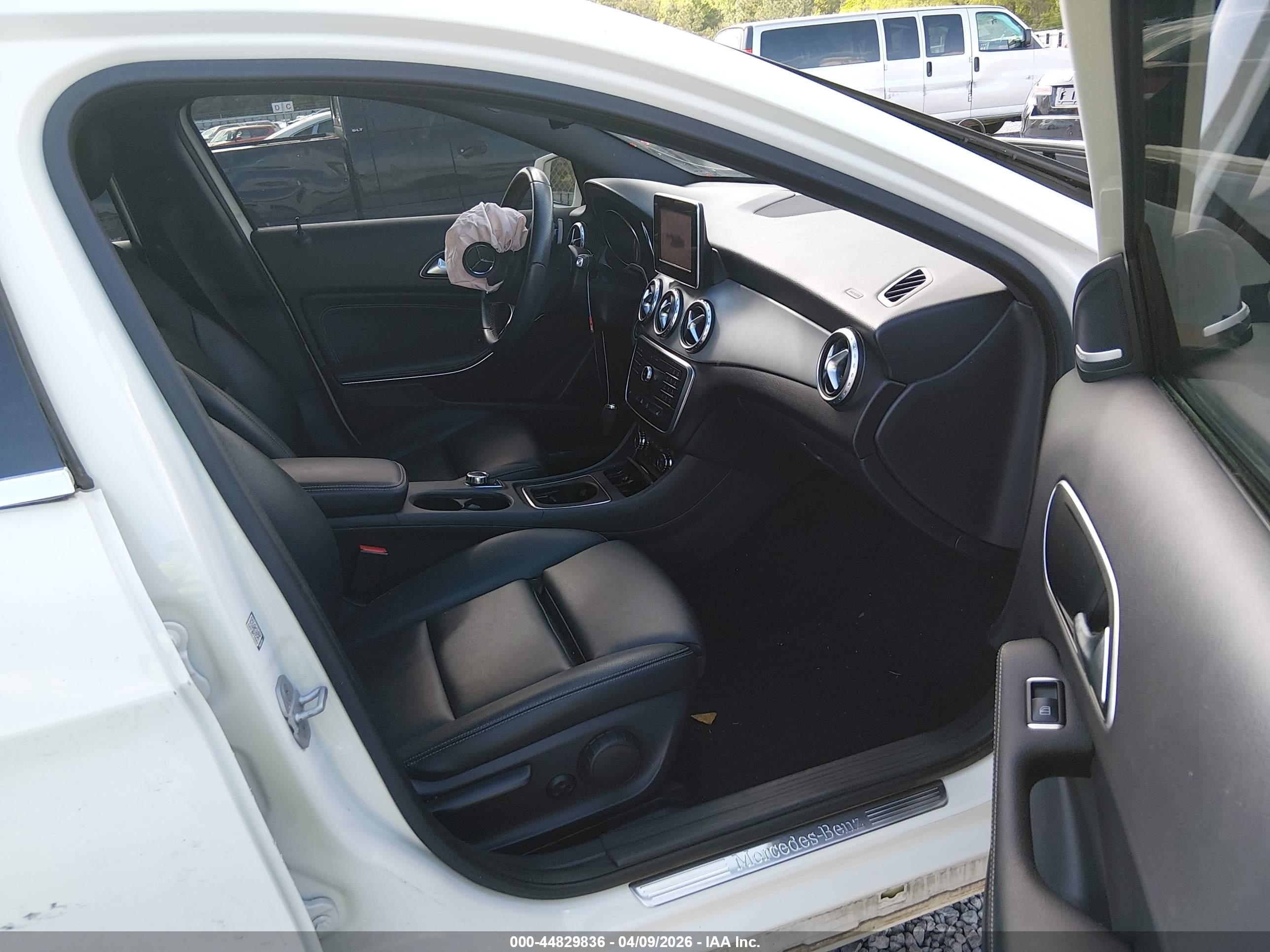 MERCEDES-BENZ GLA image 5