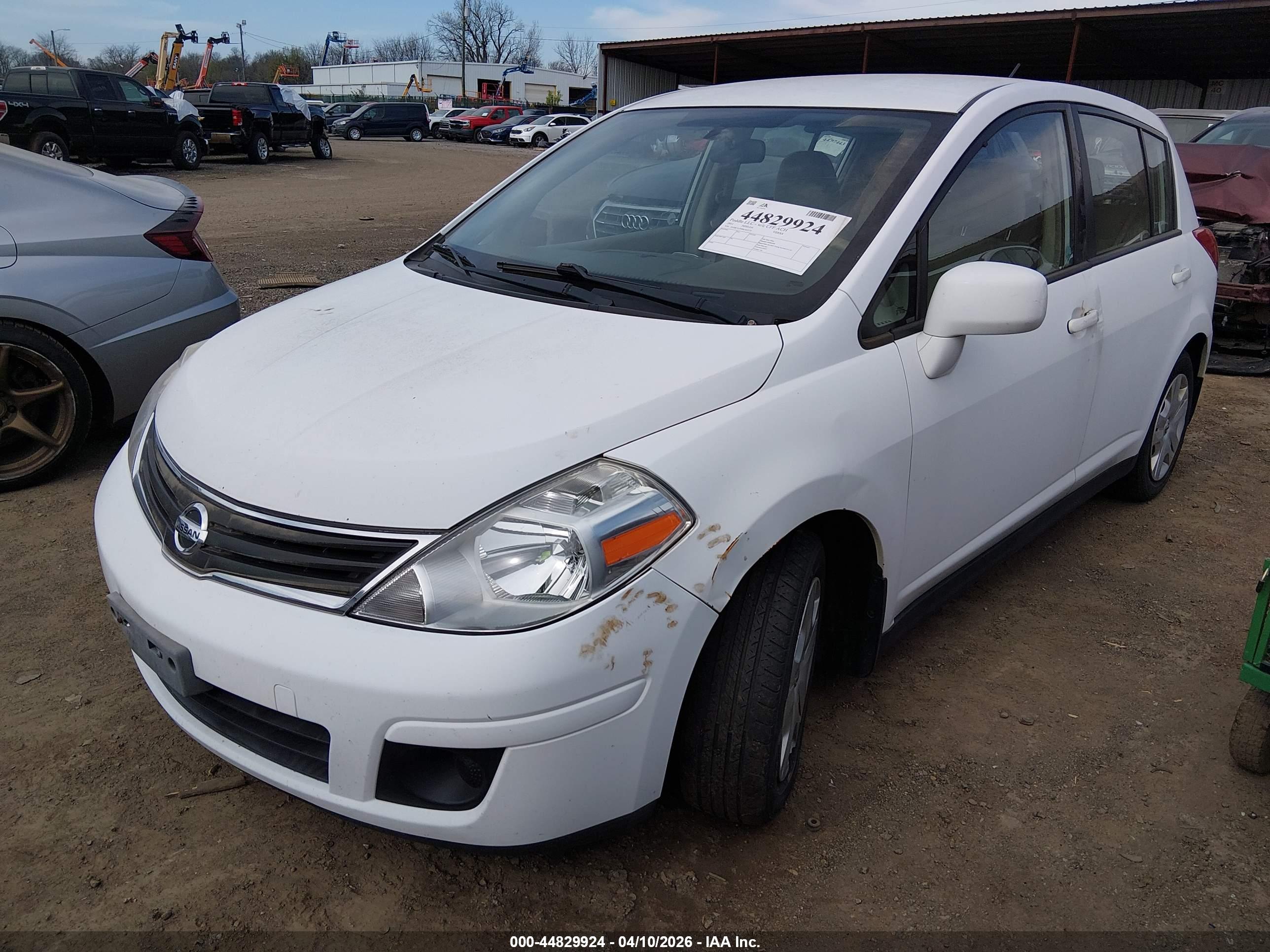 NISSAN VERSA image 2