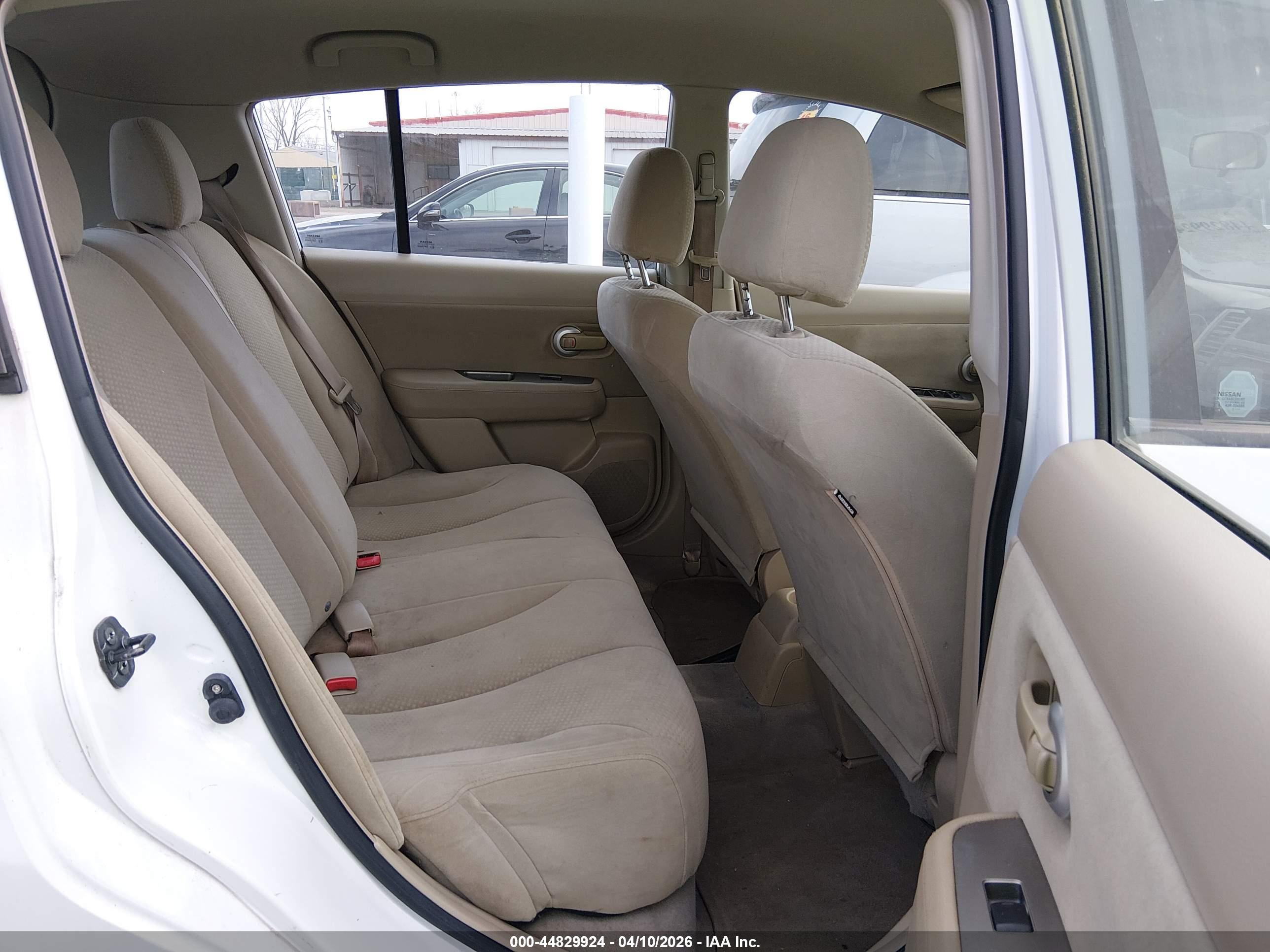 NISSAN VERSA image 8