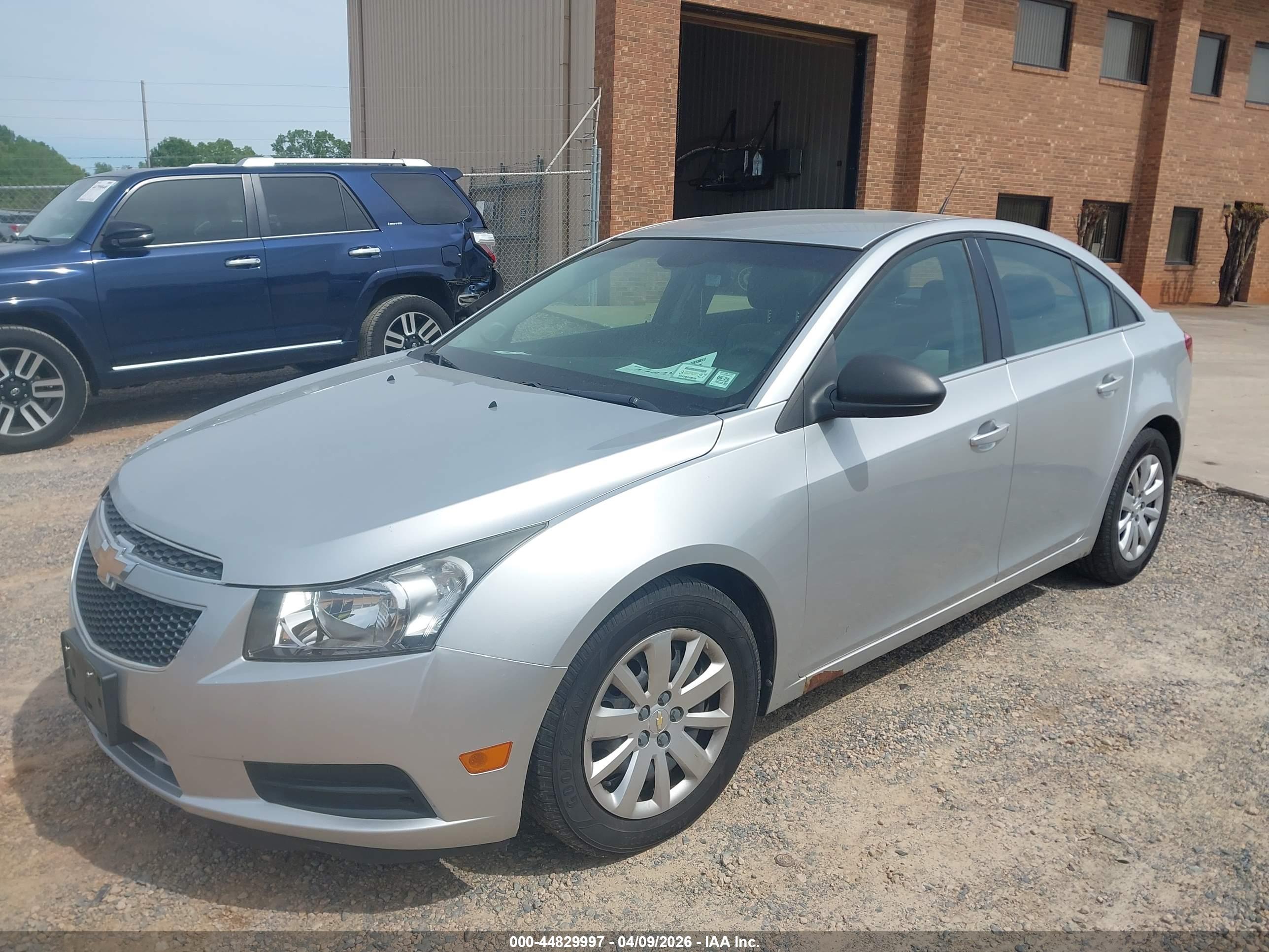 CHEVROLET CRUZE image 2