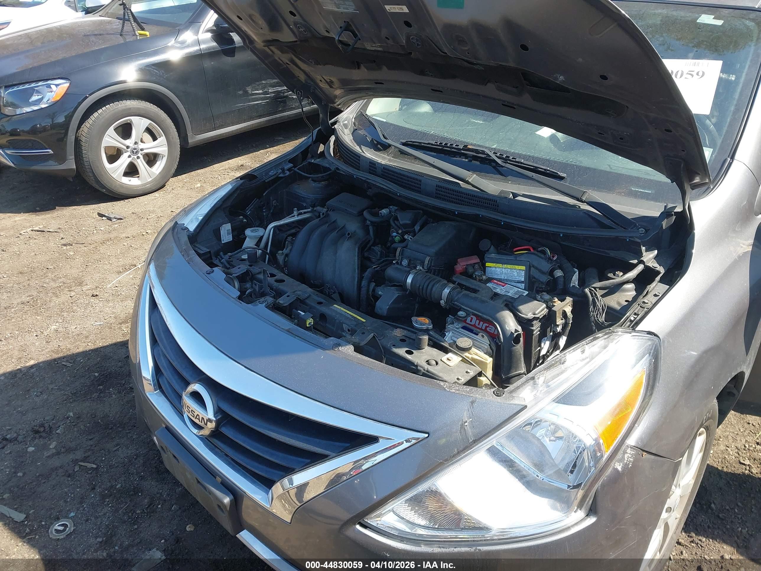 NISSAN VERSA image 10