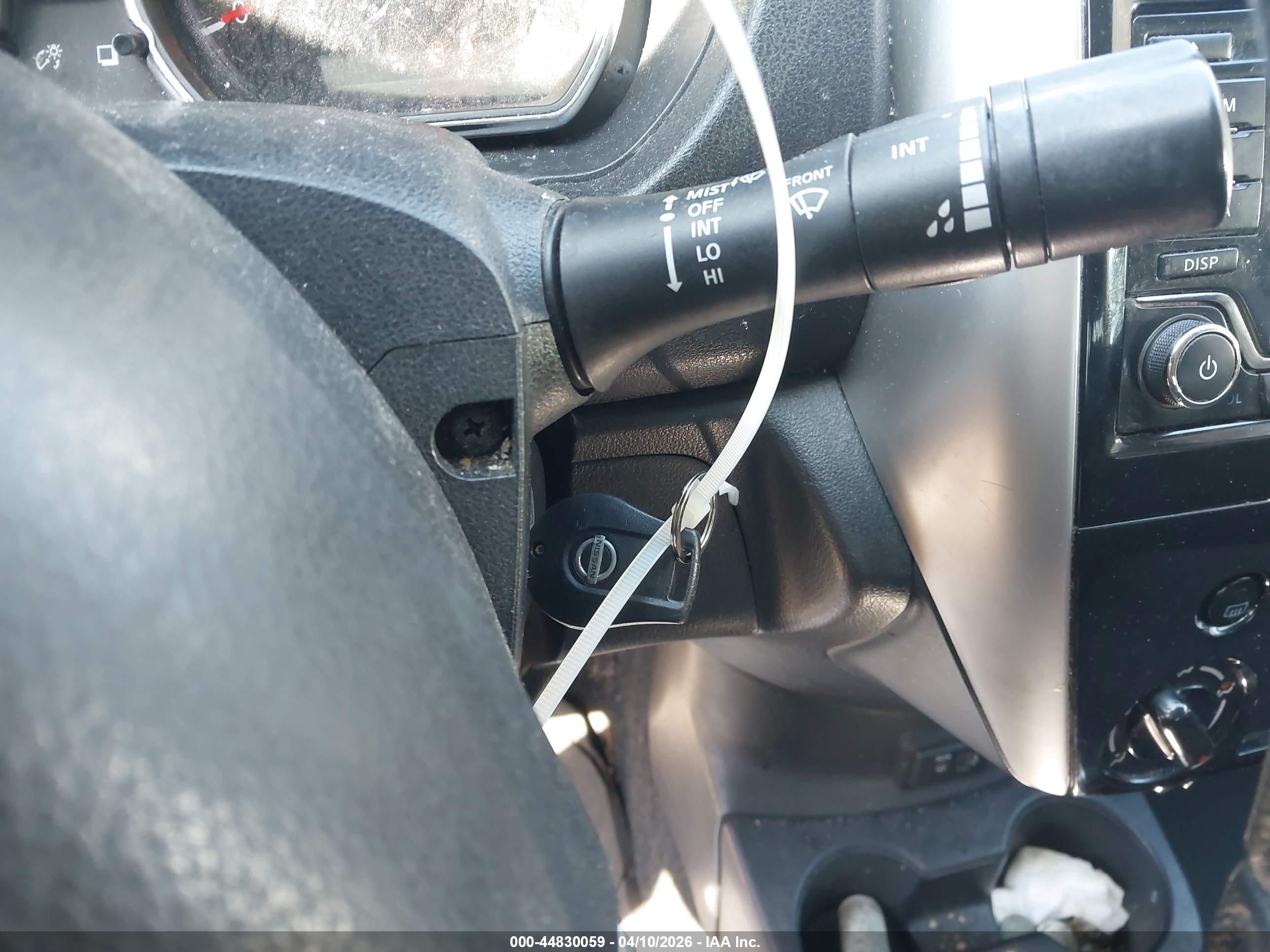 NISSAN VERSA image 11