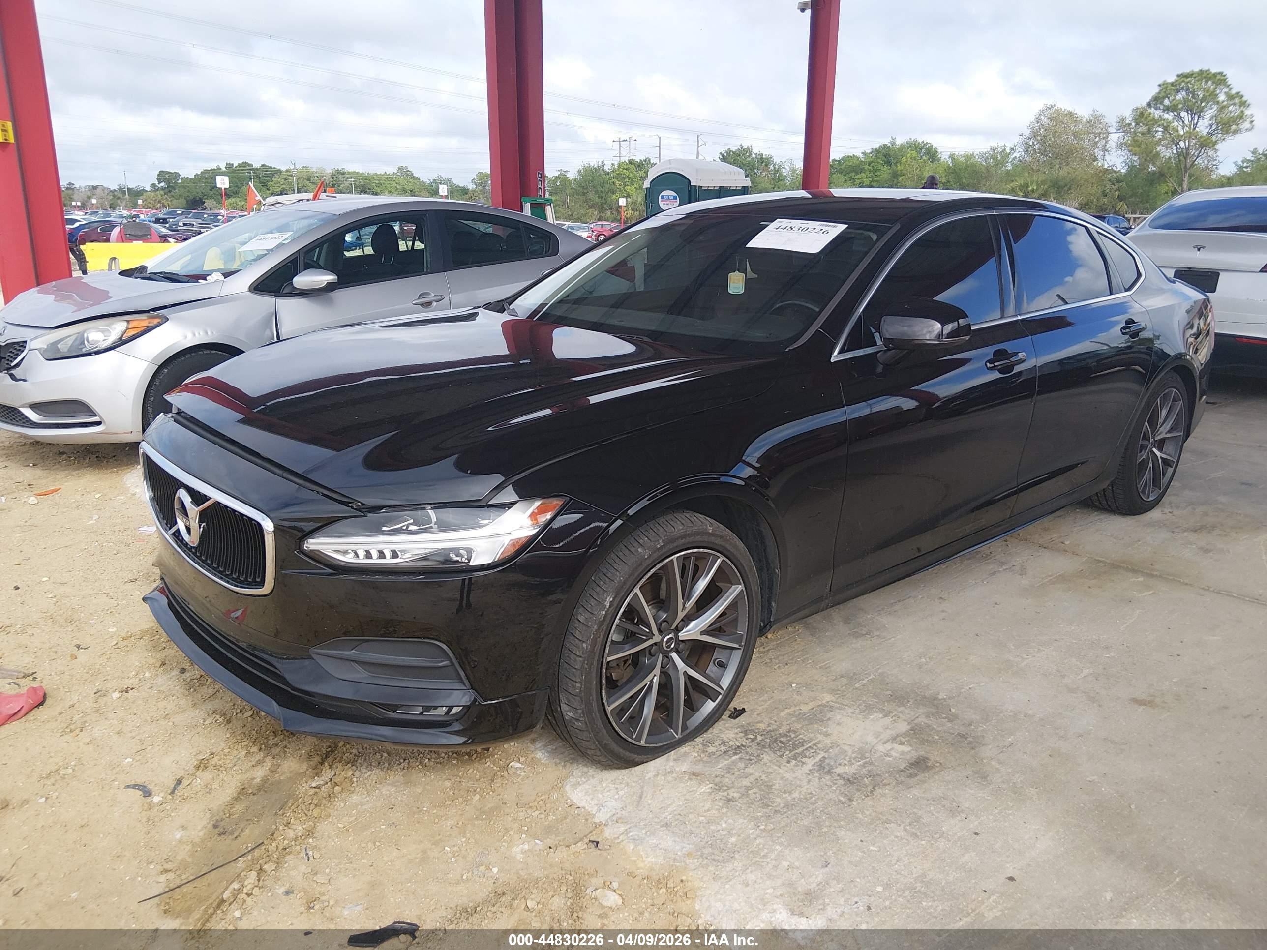 VOLVO S90 image 2