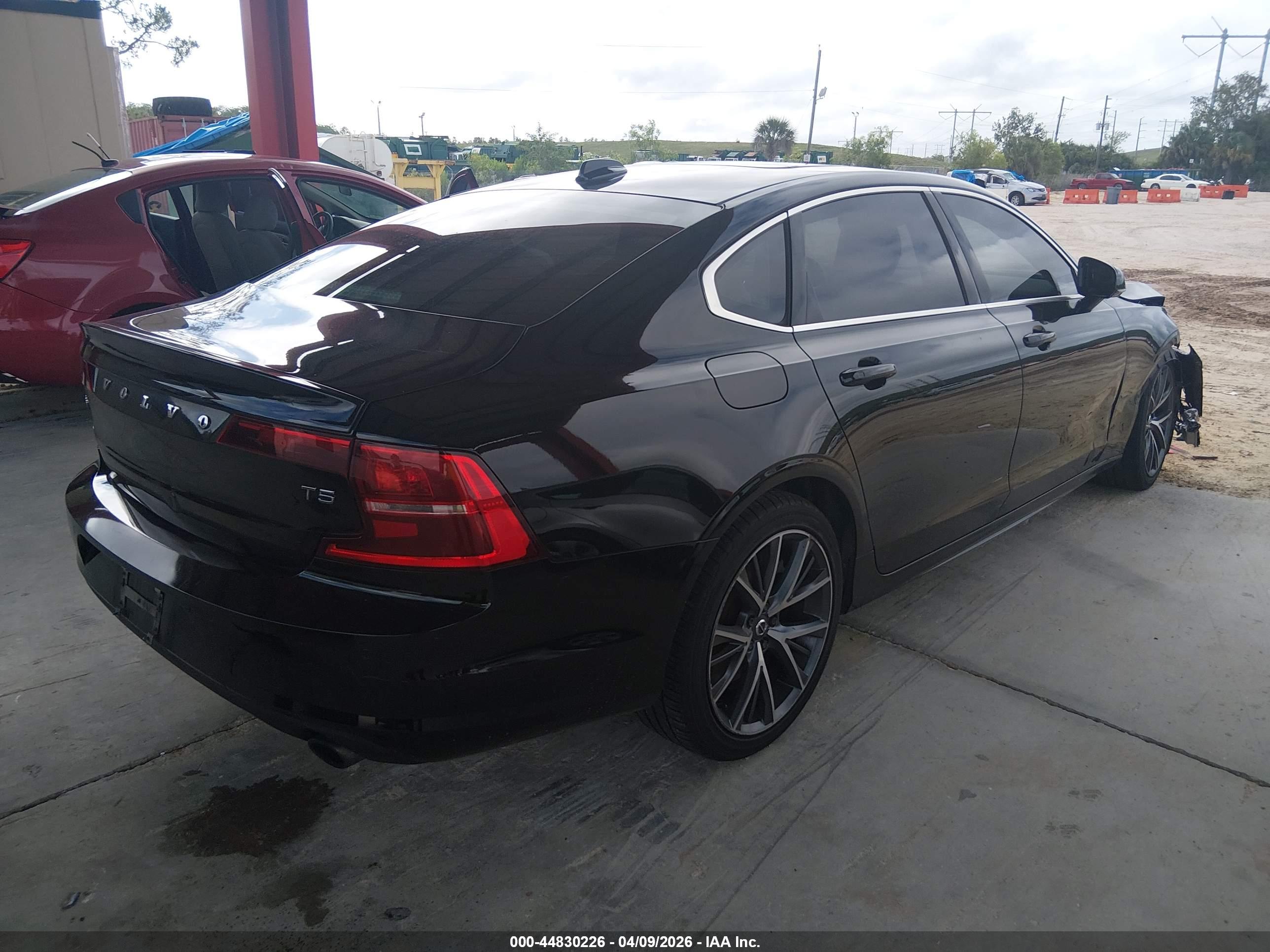 VOLVO S90 image 4