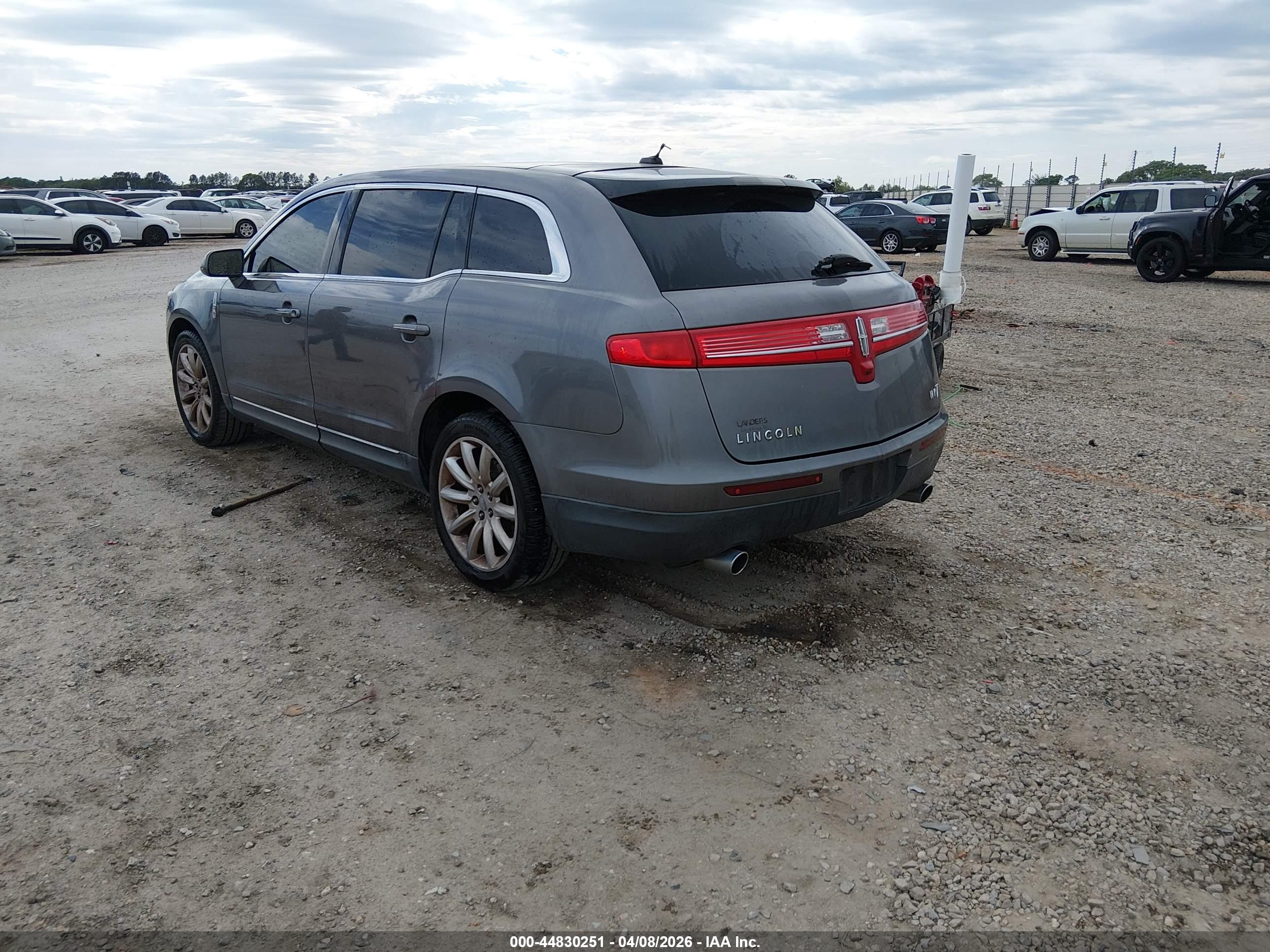 LINCOLN MKT image 3