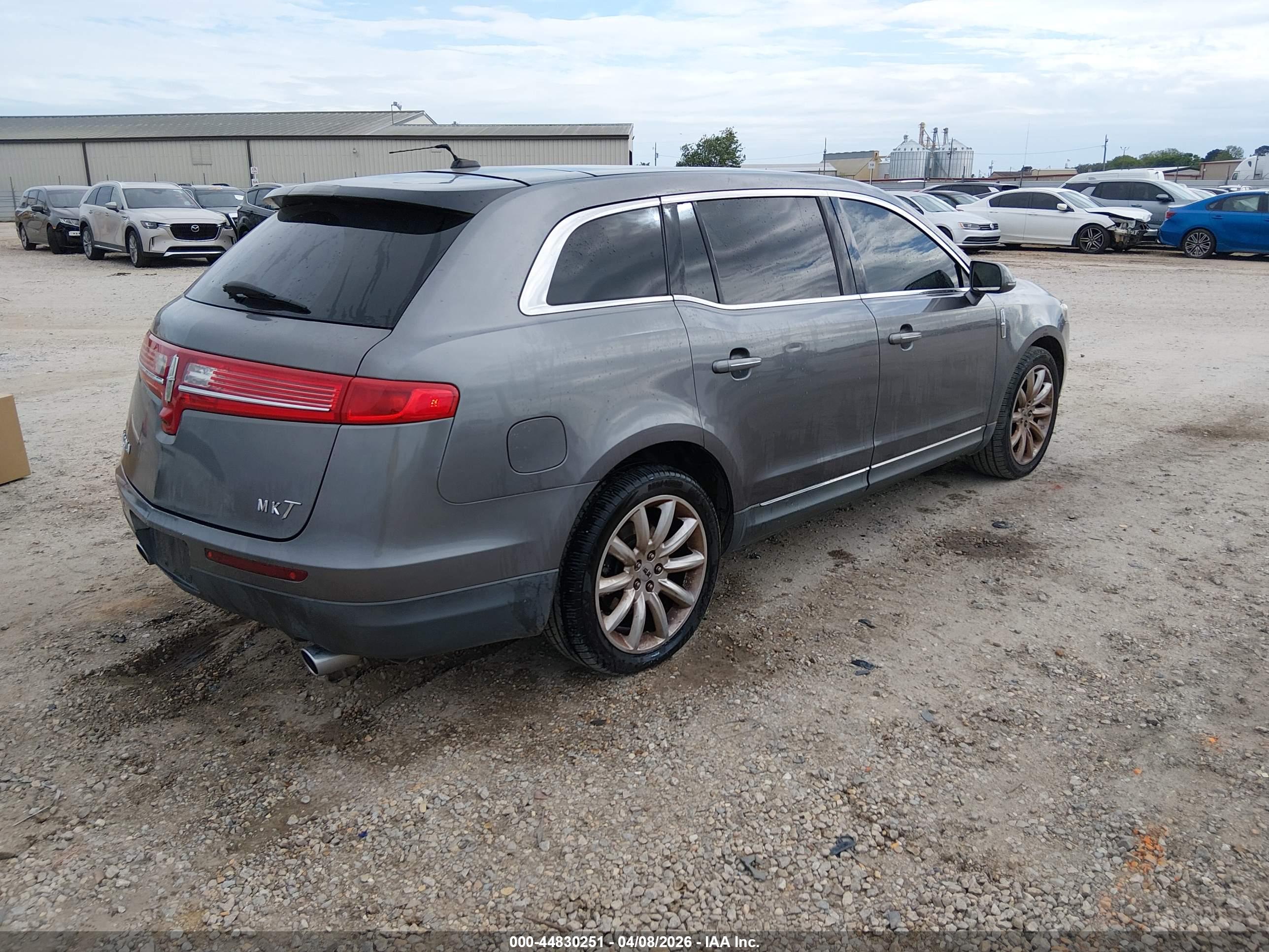LINCOLN MKT image 4
