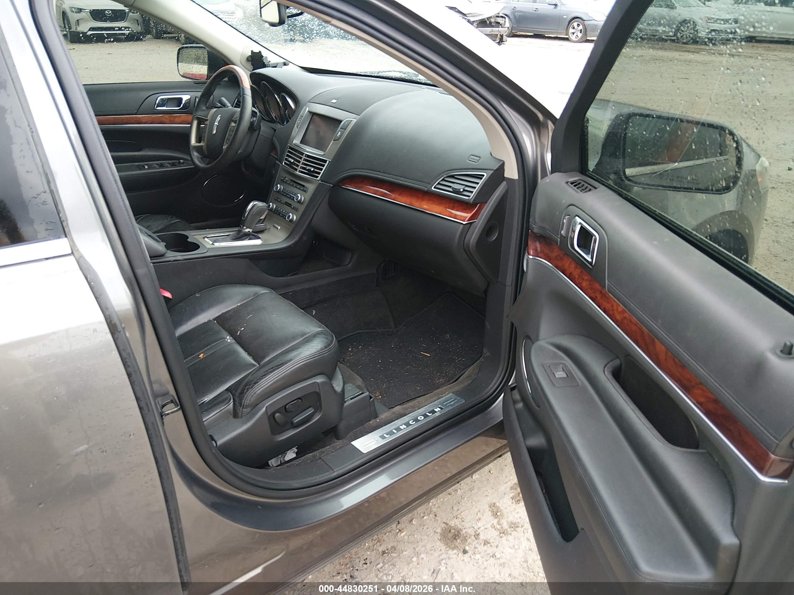 LINCOLN MKT image 5