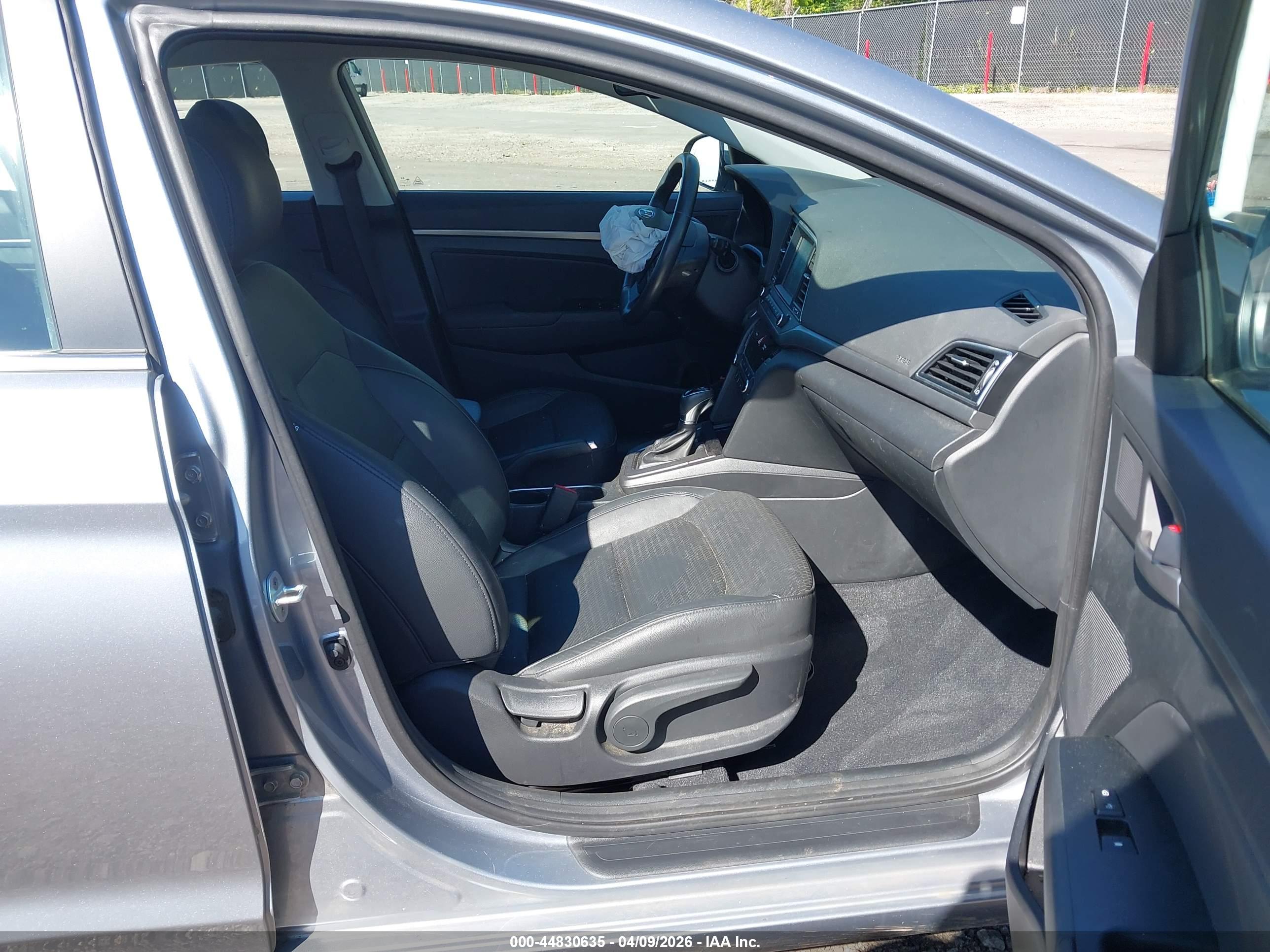 HYUNDAI ELANTRA image 5