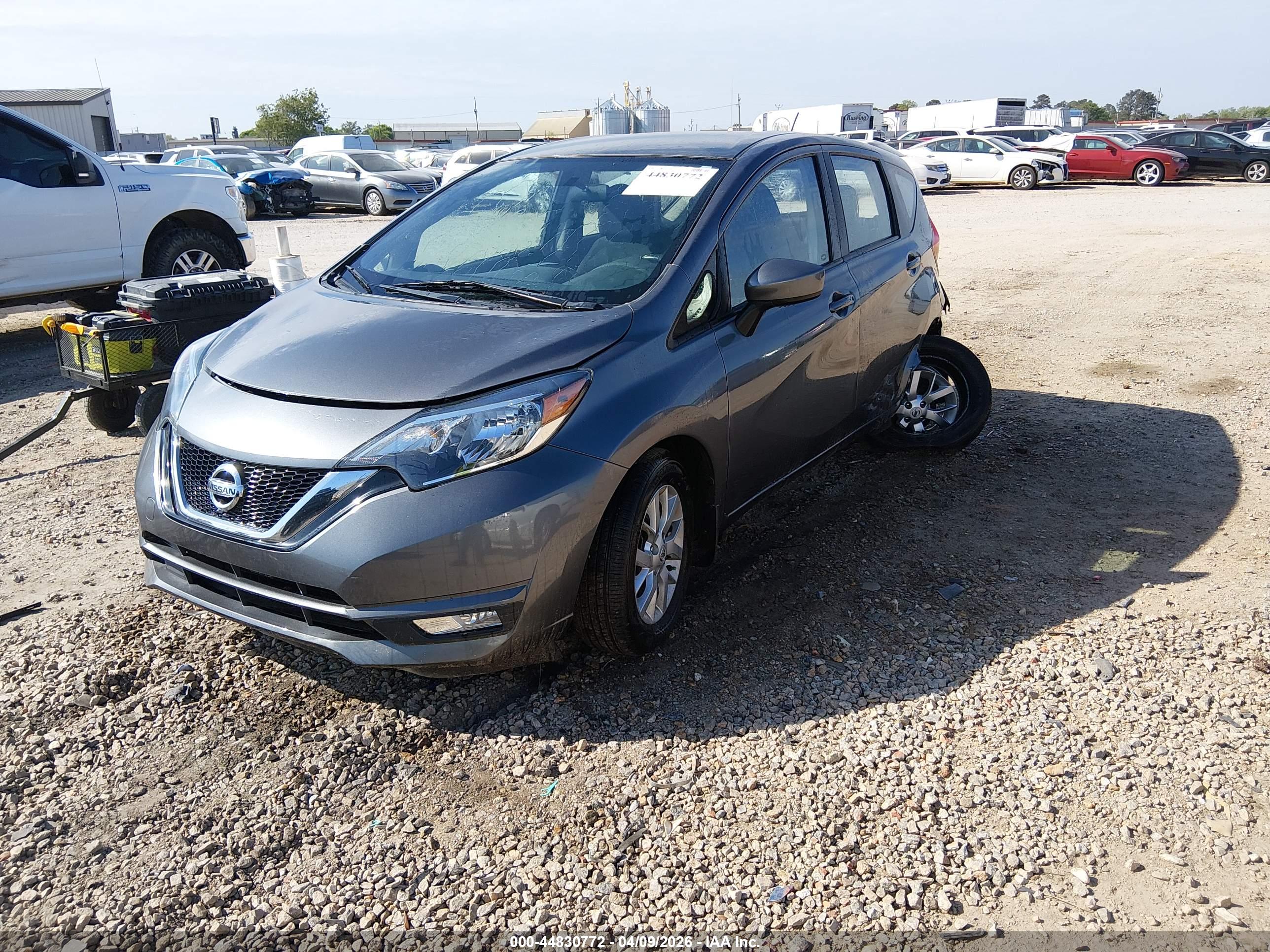 NISSAN VERSA image 2