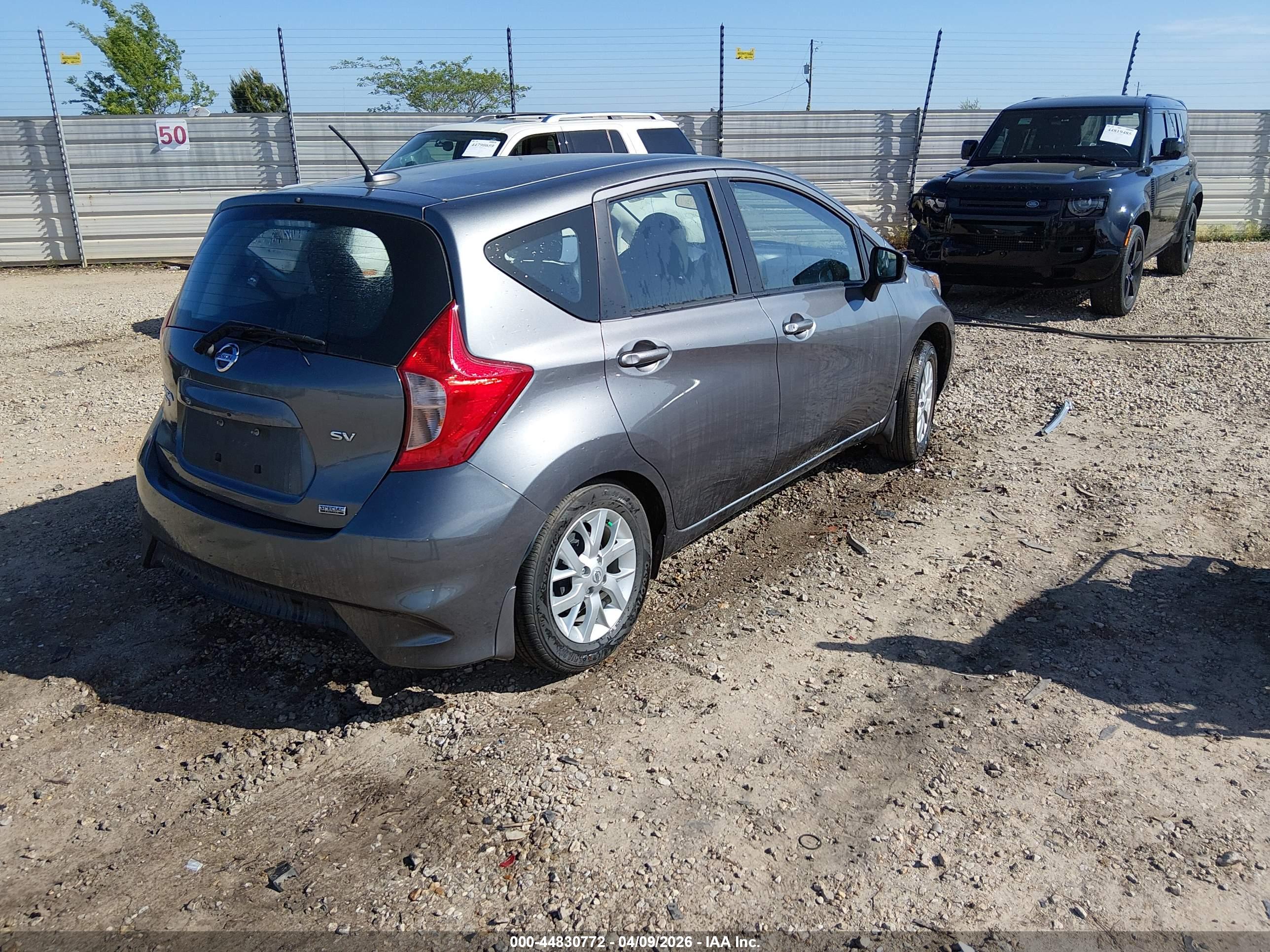 NISSAN VERSA image 4