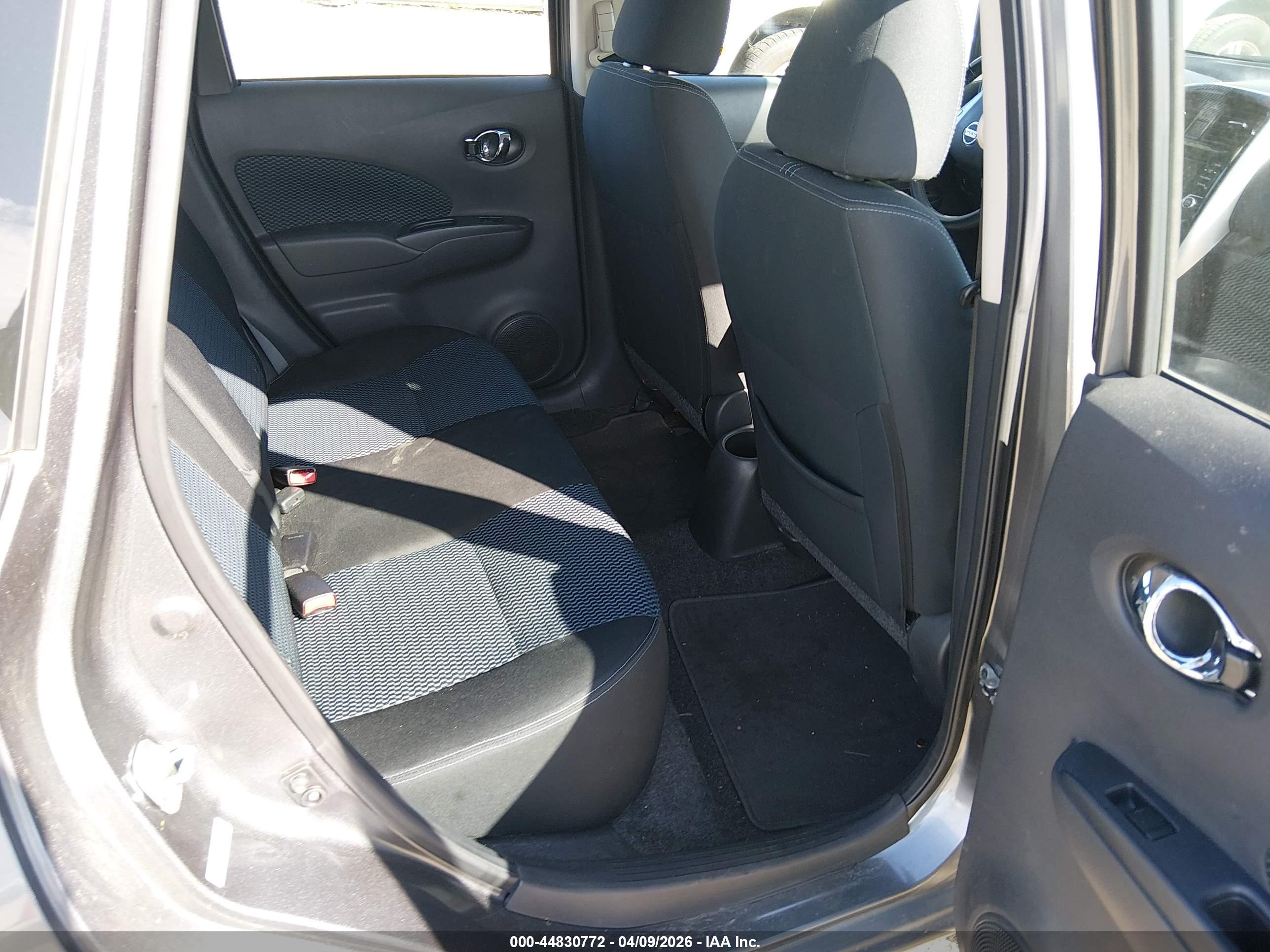 NISSAN VERSA image 8