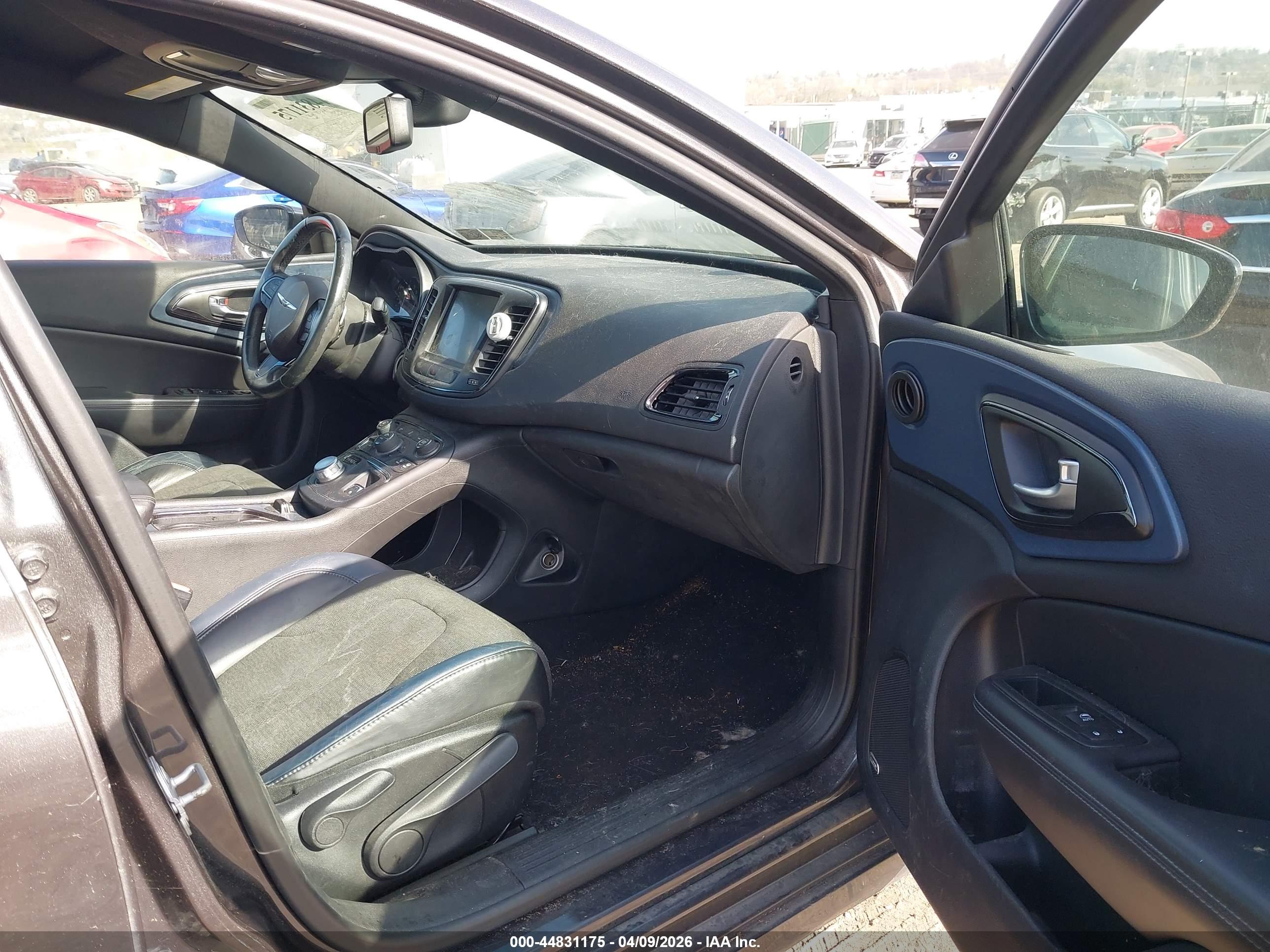 CHRYSLER 200 image 5
