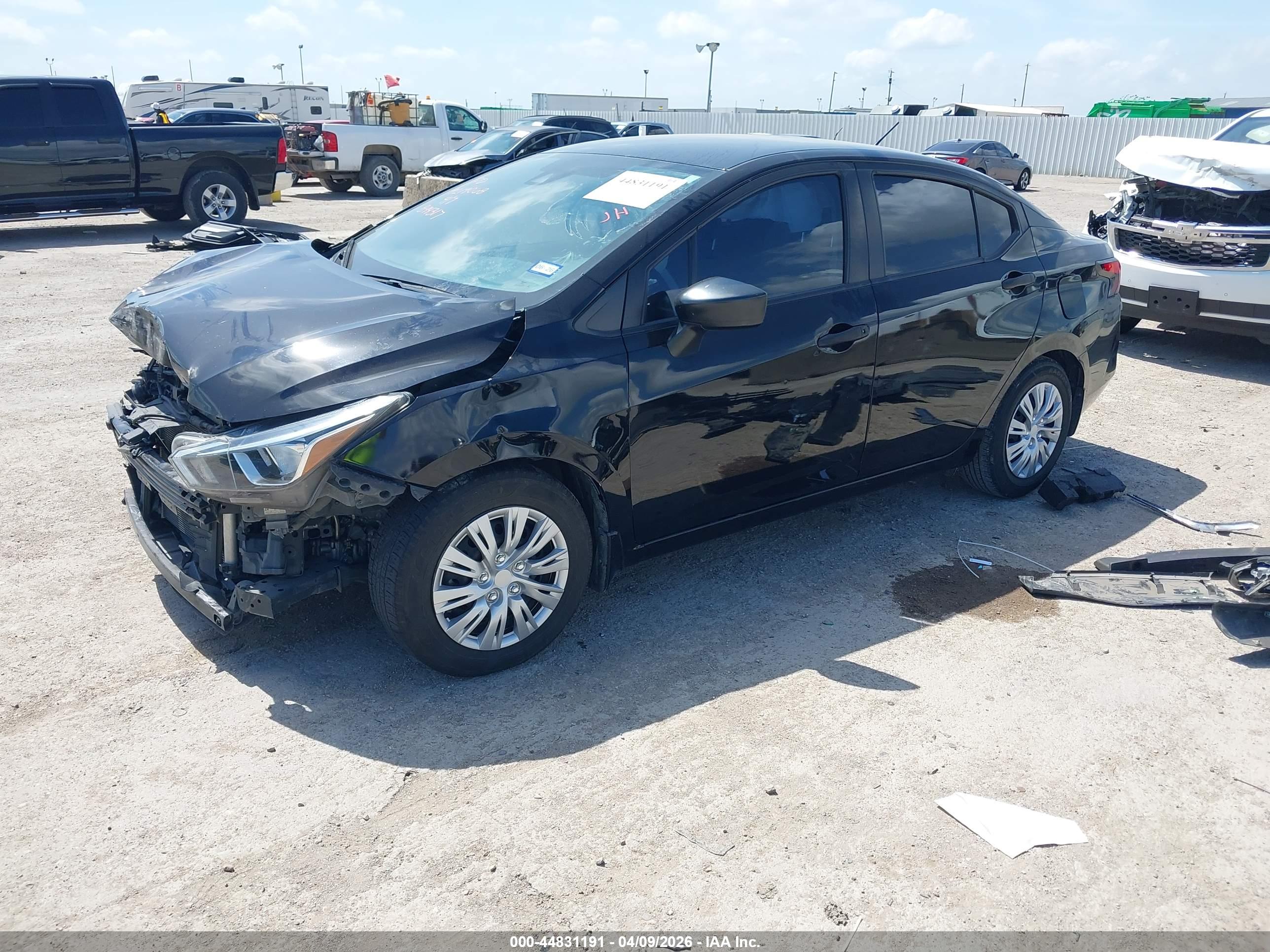 NISSAN VERSA image 2