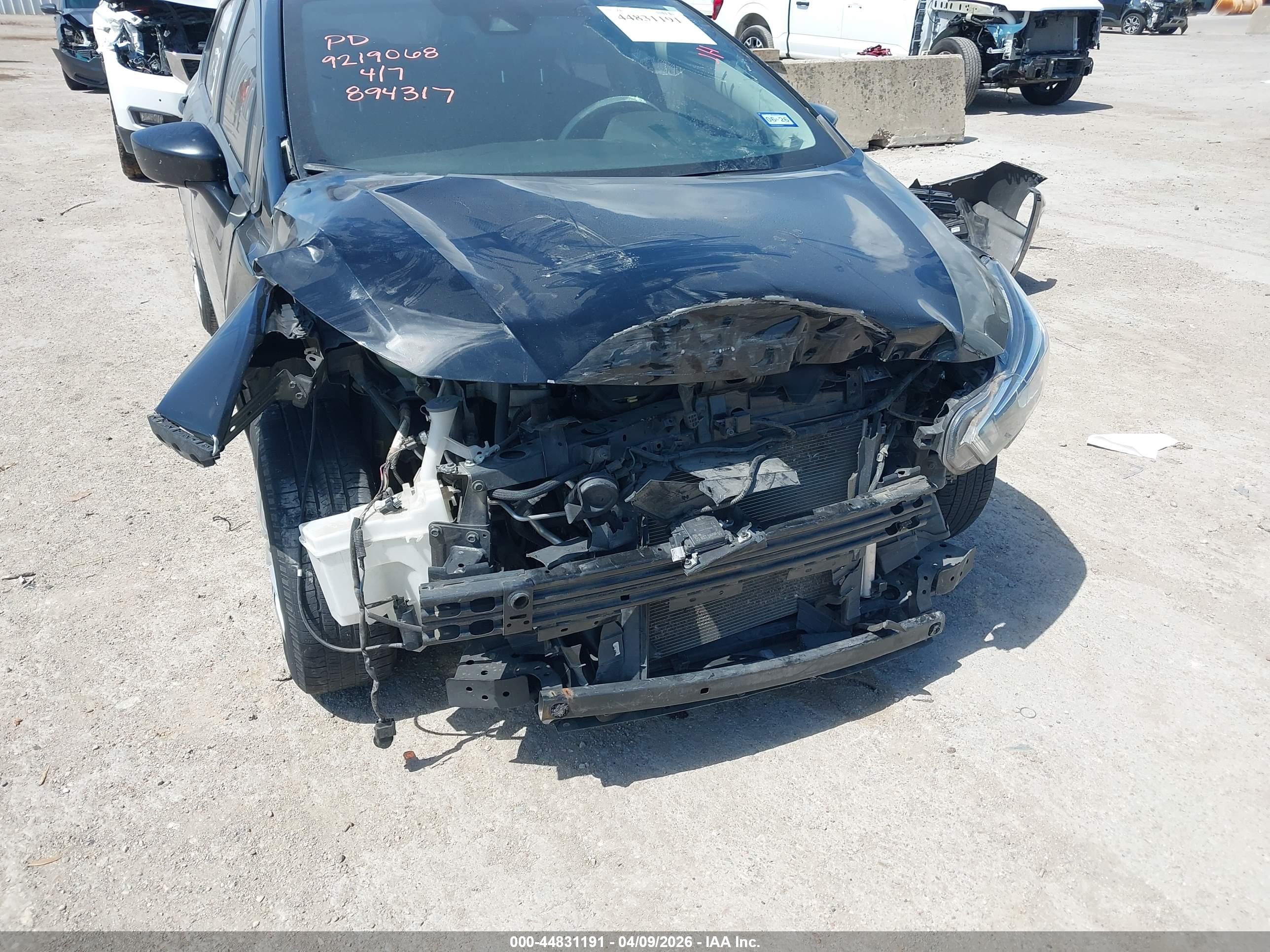 NISSAN VERSA image 6