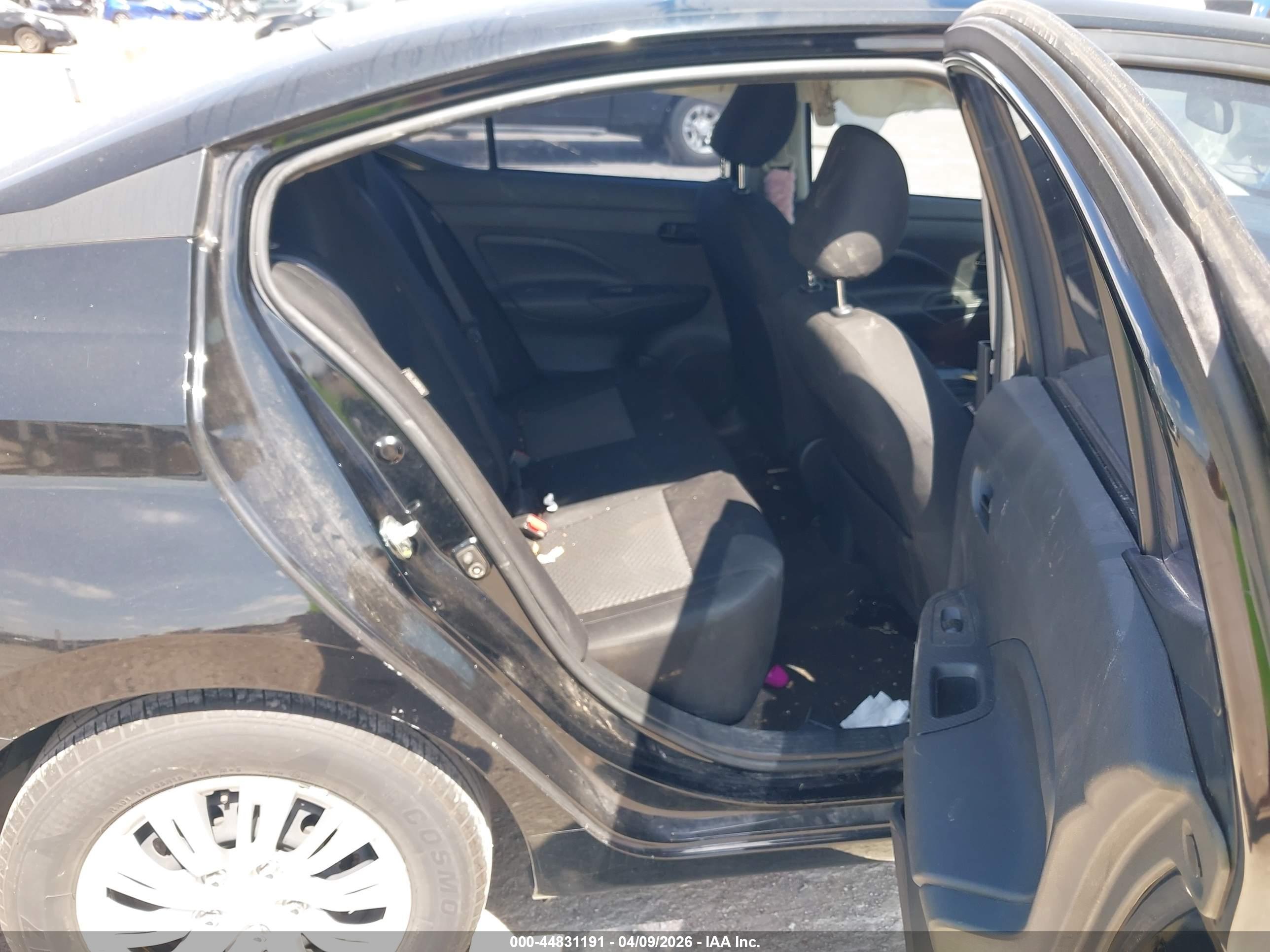 NISSAN VERSA image 8