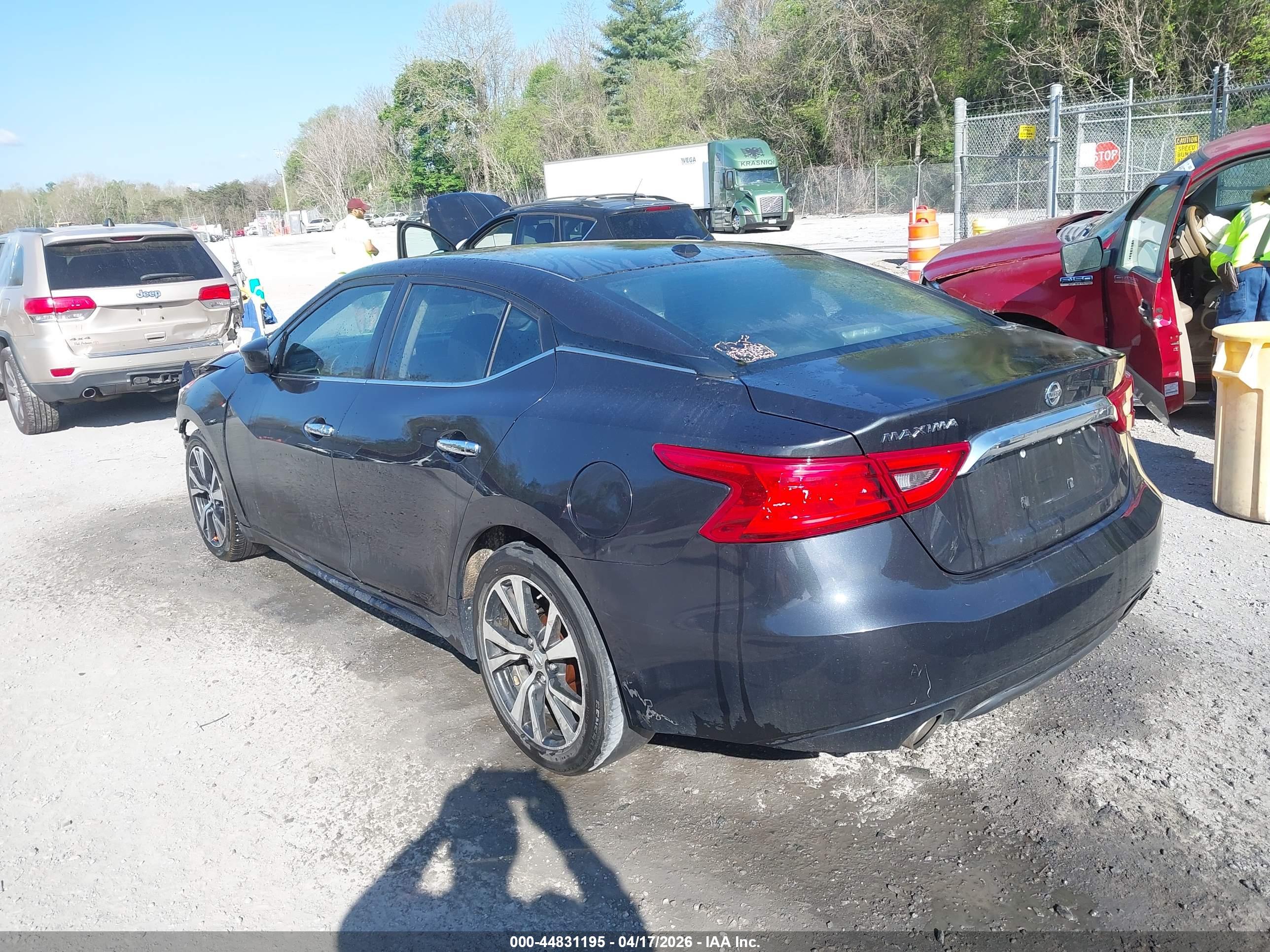NISSAN MAXIMA image 3