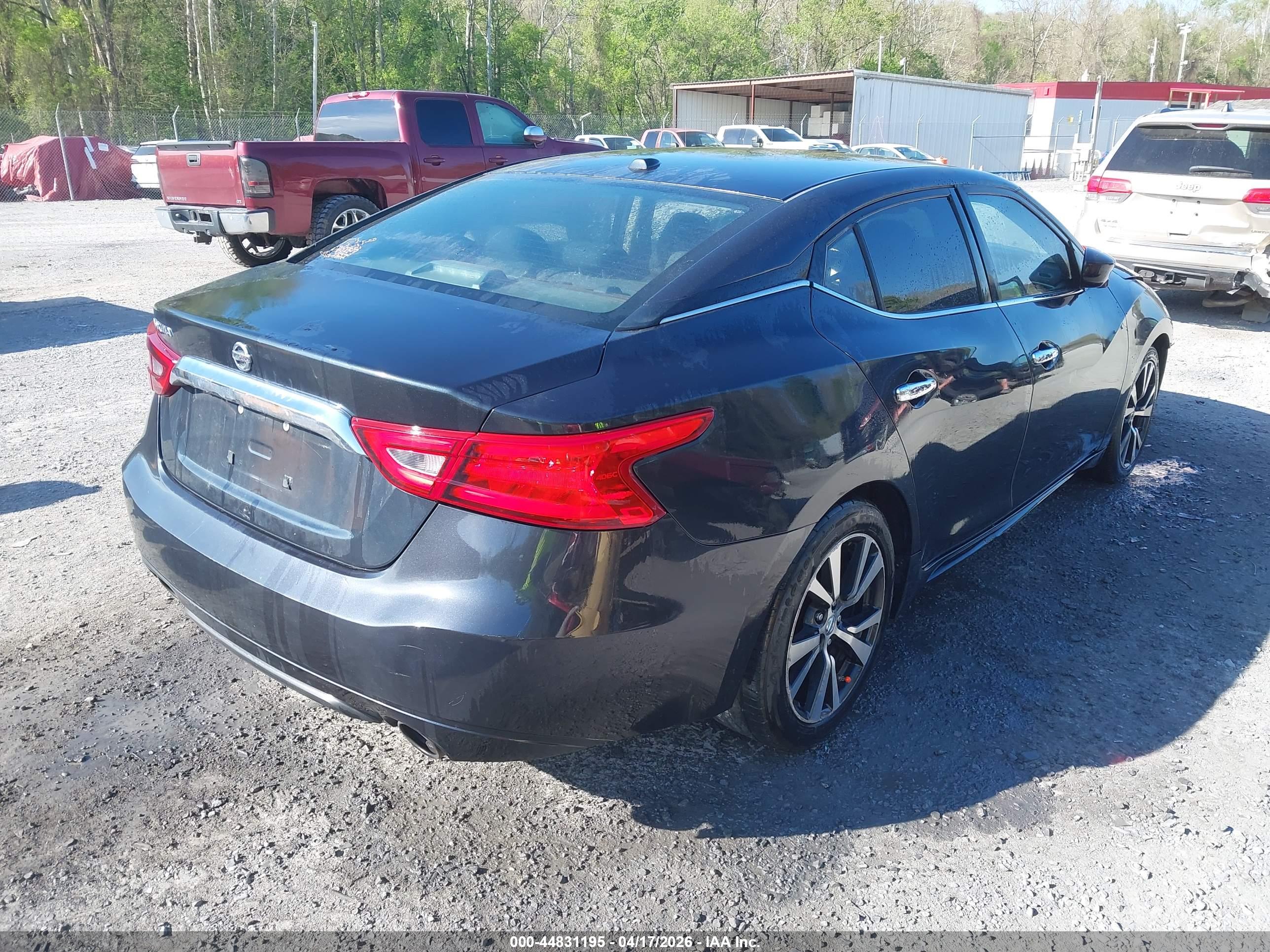 NISSAN MAXIMA image 4