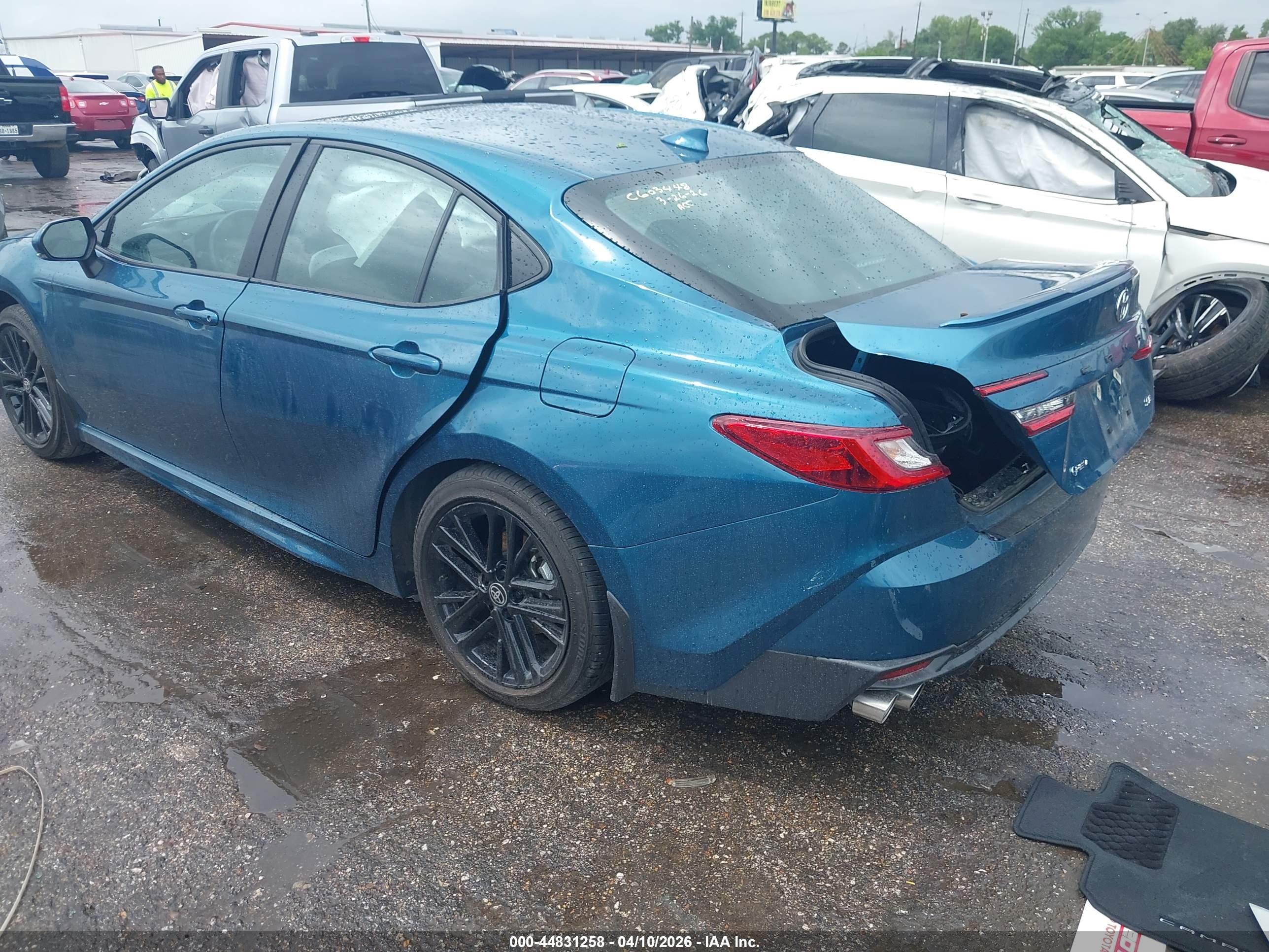 TOYOTA CAMRY image 3