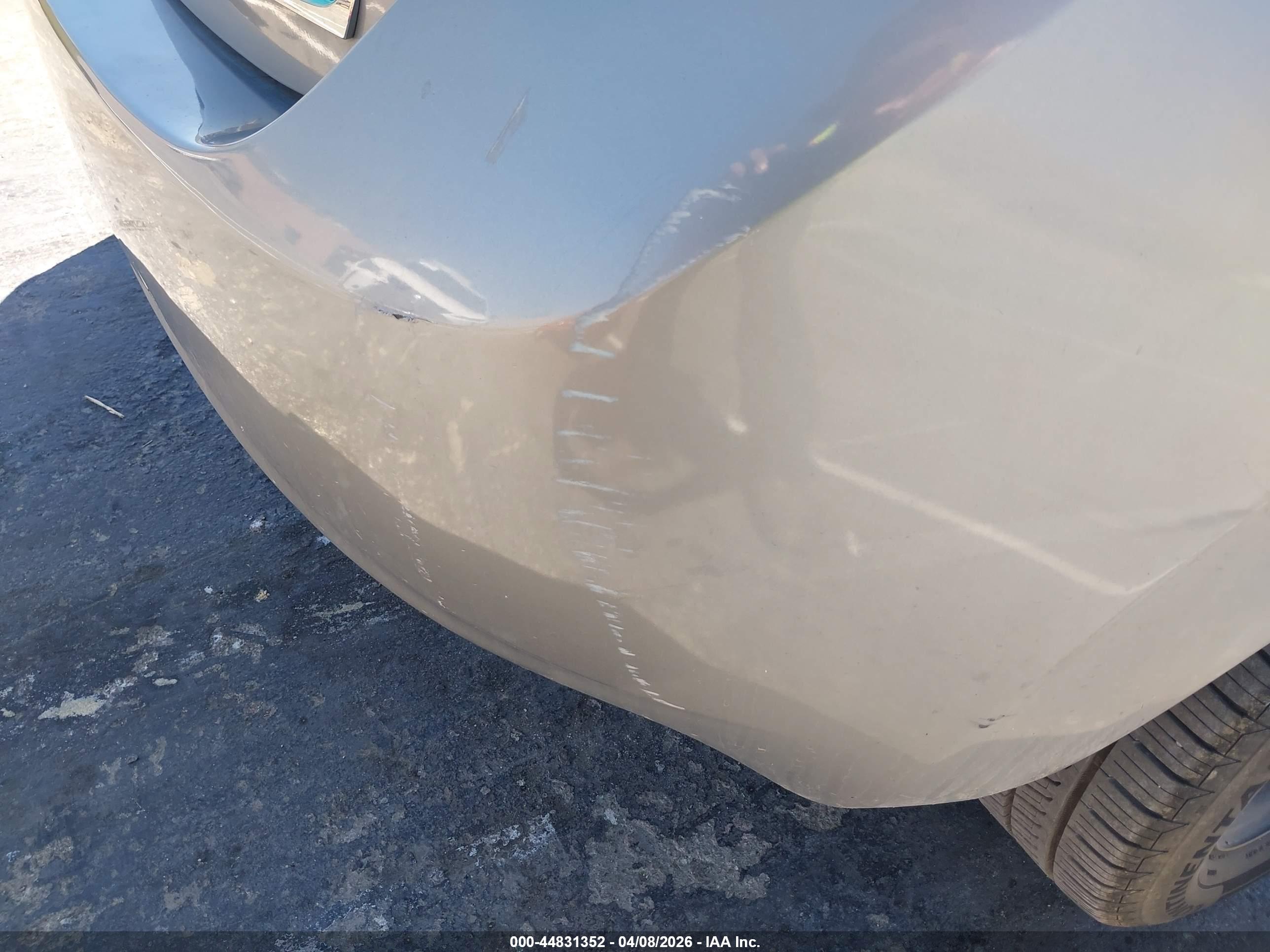 NISSAN VERSA image 6