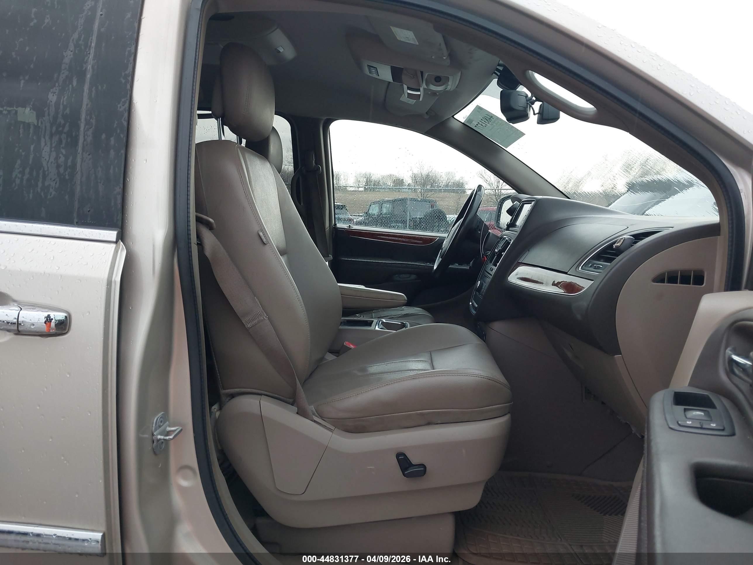 CHRYSLER TOWN image 5
