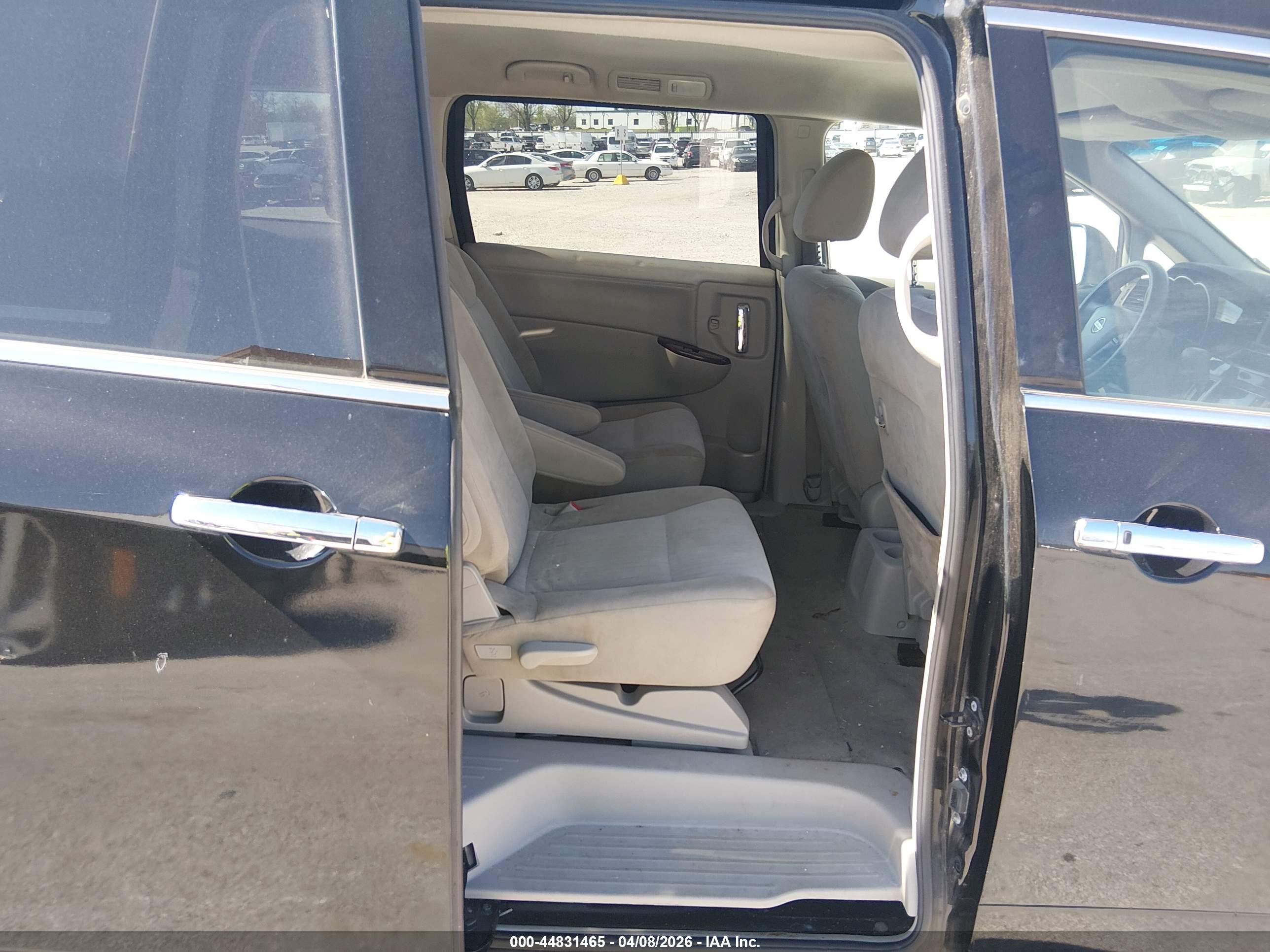 NISSAN QUEST image 8