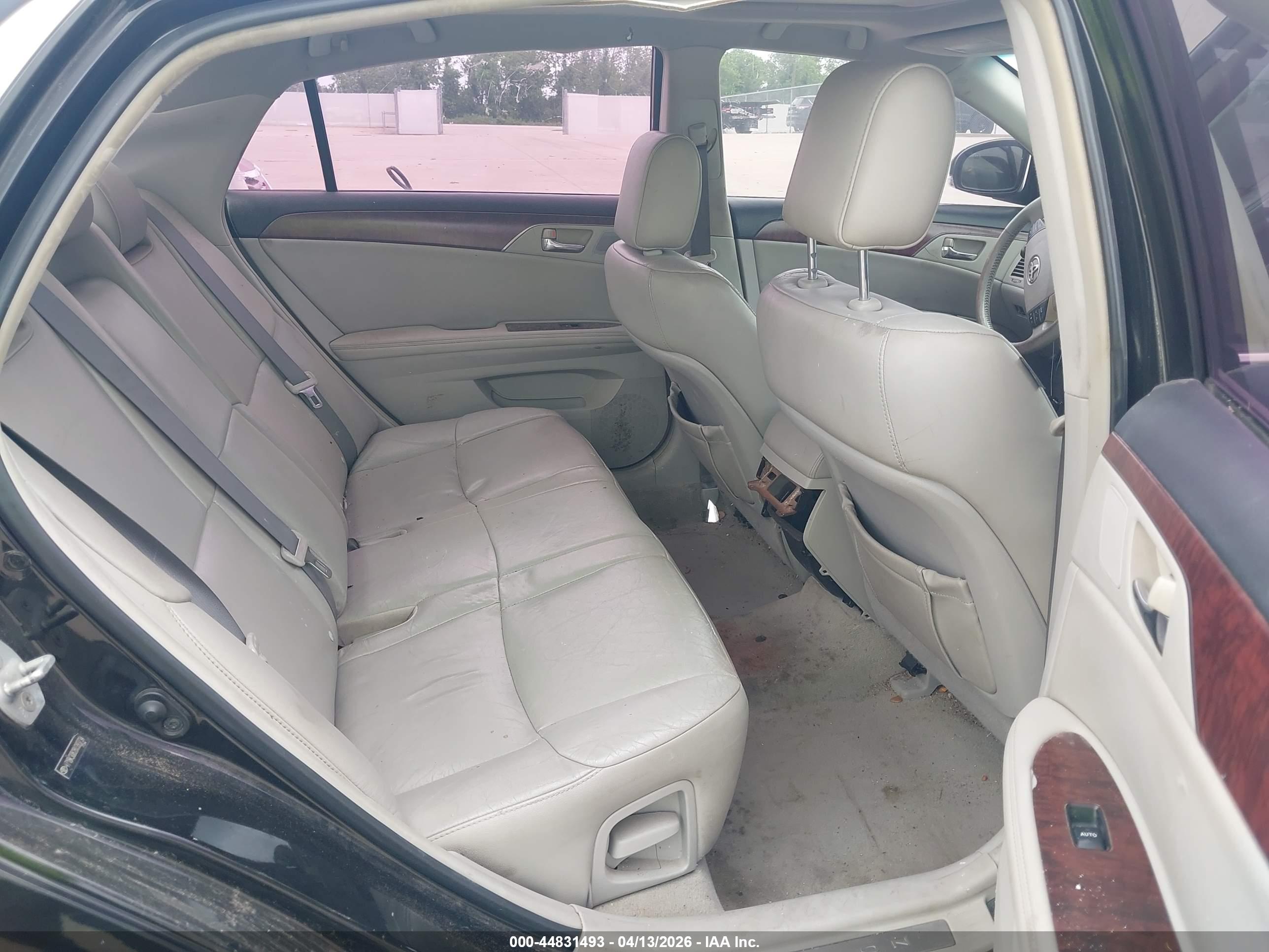 TOYOTA AVALON image 8