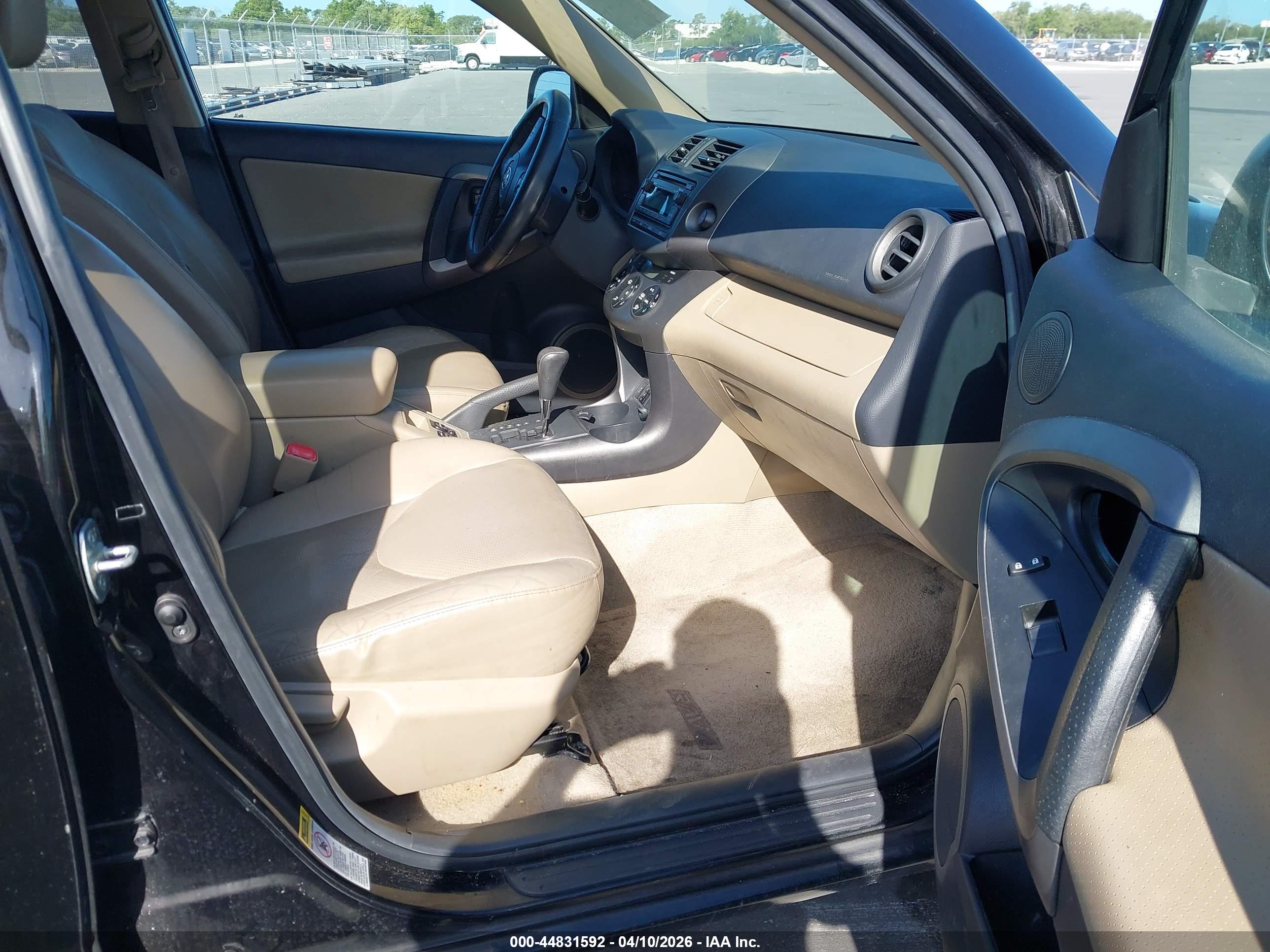 TOYOTA RAV4 image 5
