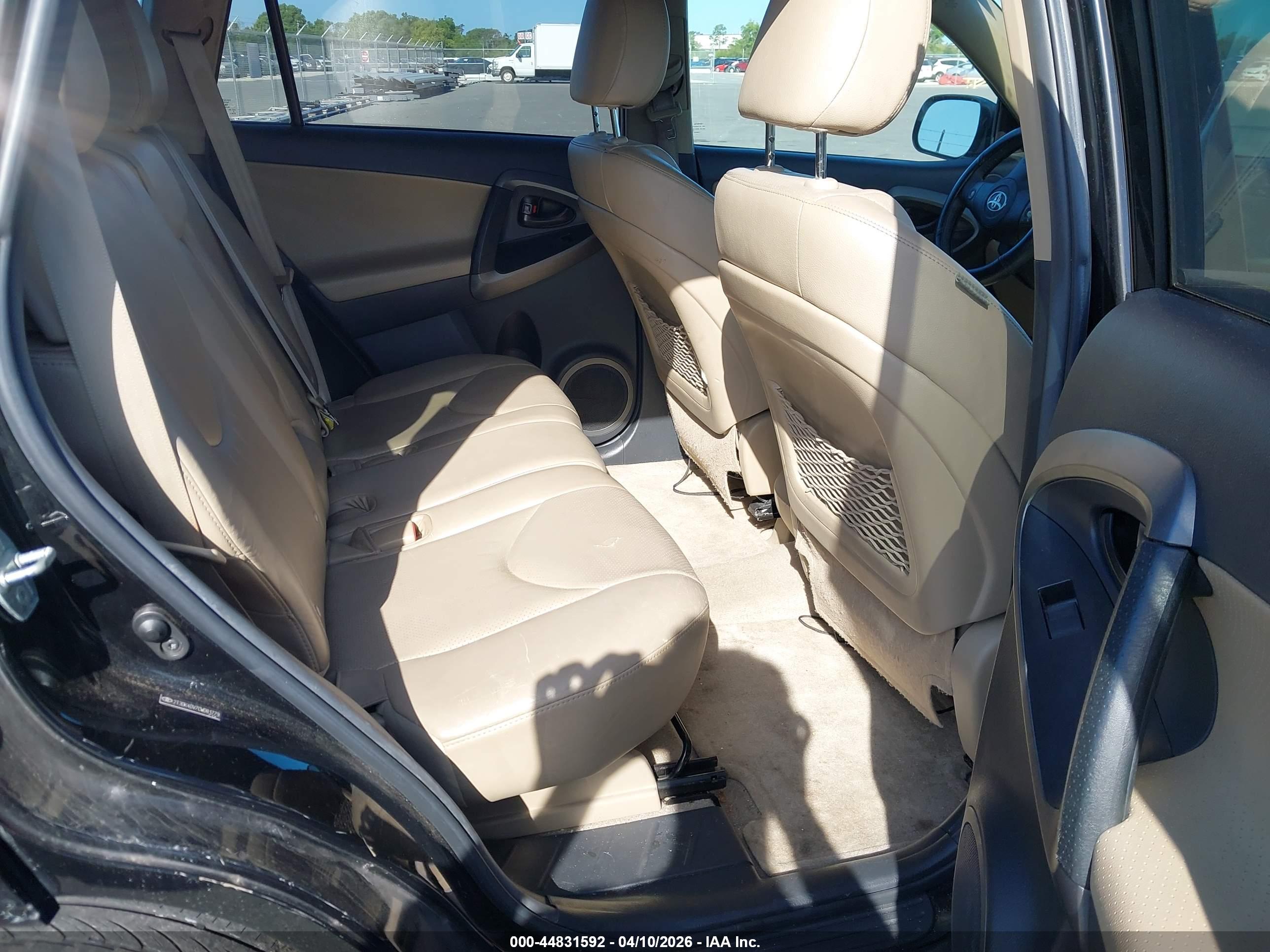 TOYOTA RAV4 image 8