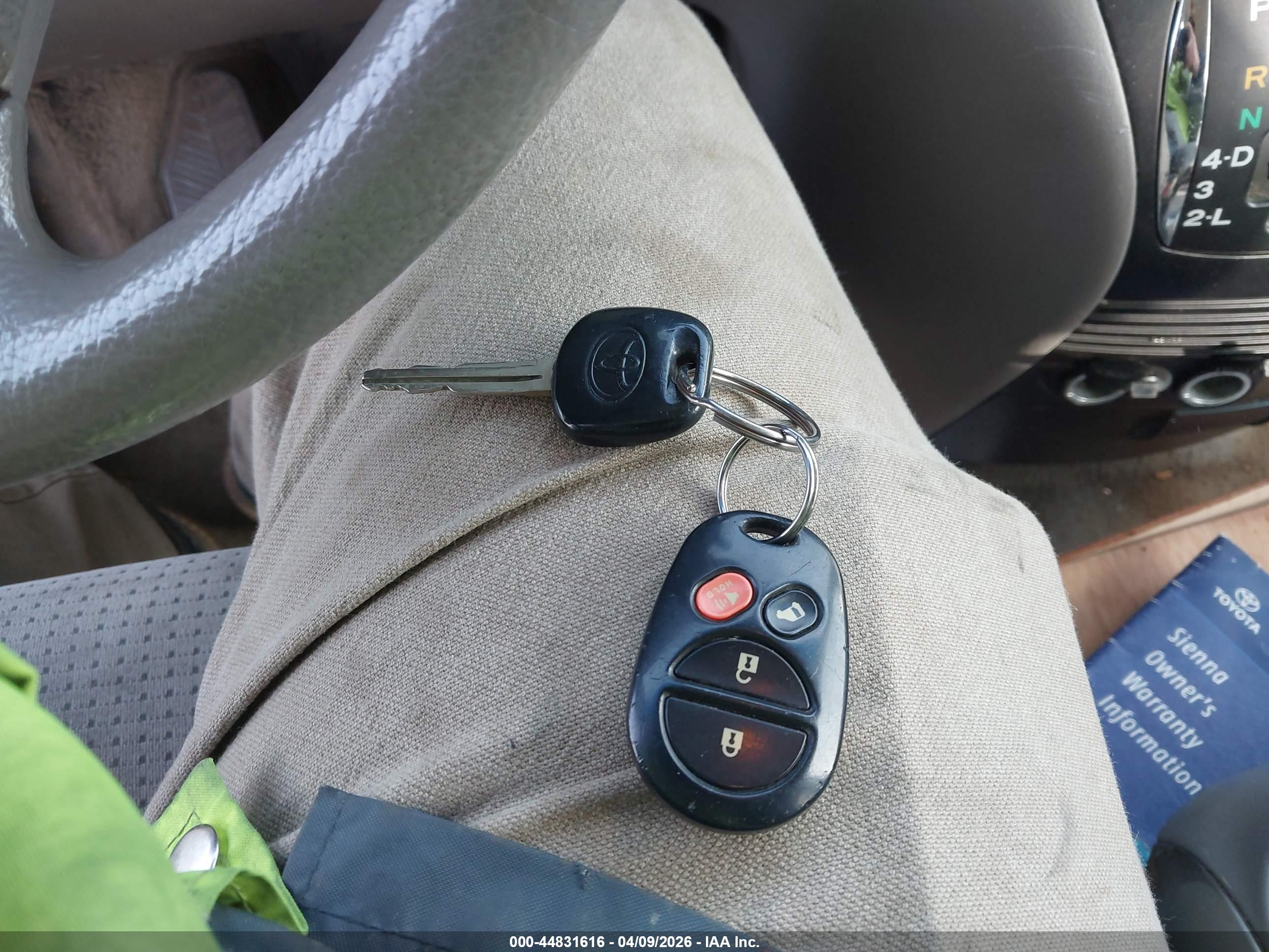 TOYOTA SIENNA image 11