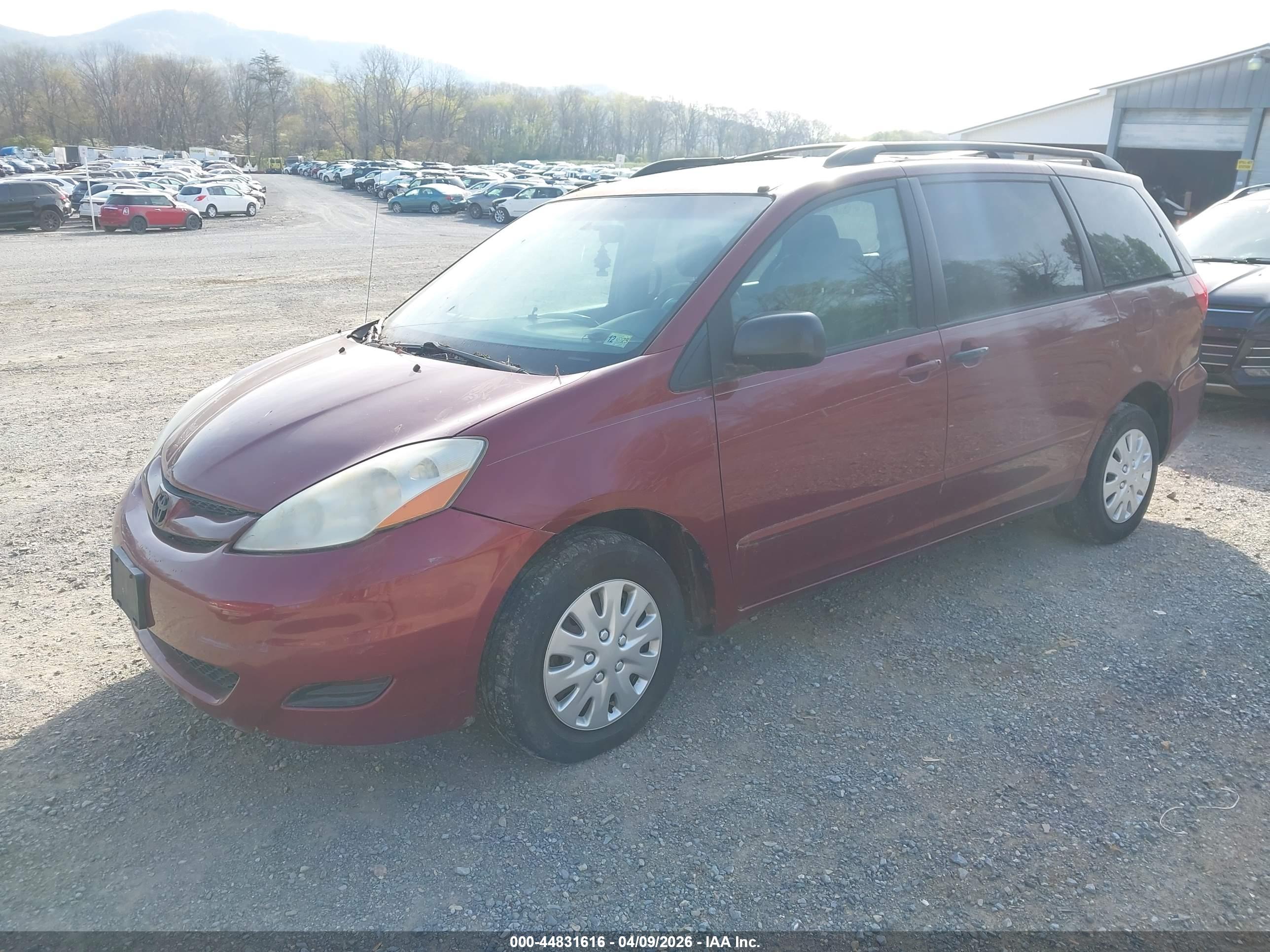 TOYOTA SIENNA image 2