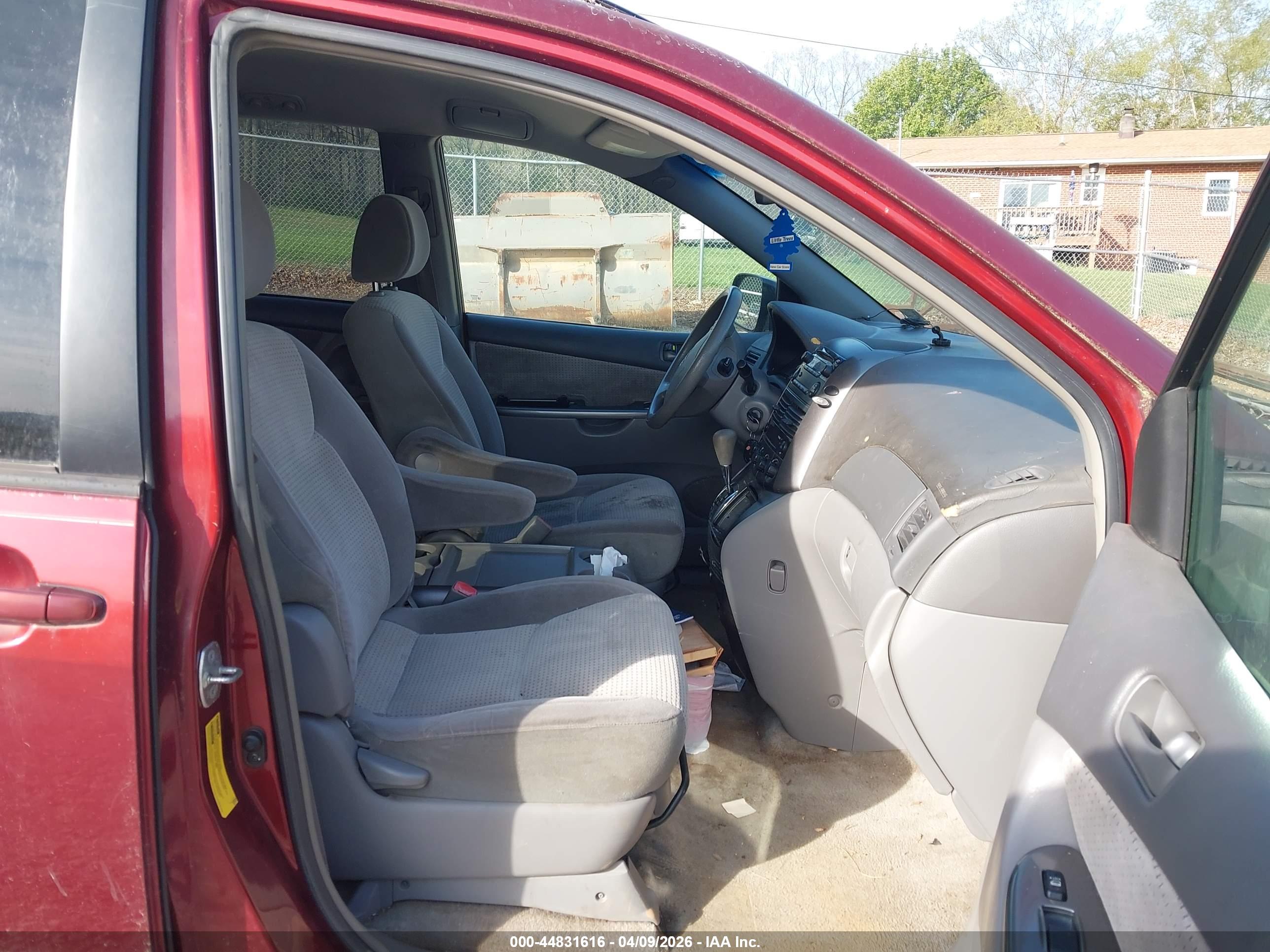 TOYOTA SIENNA image 5
