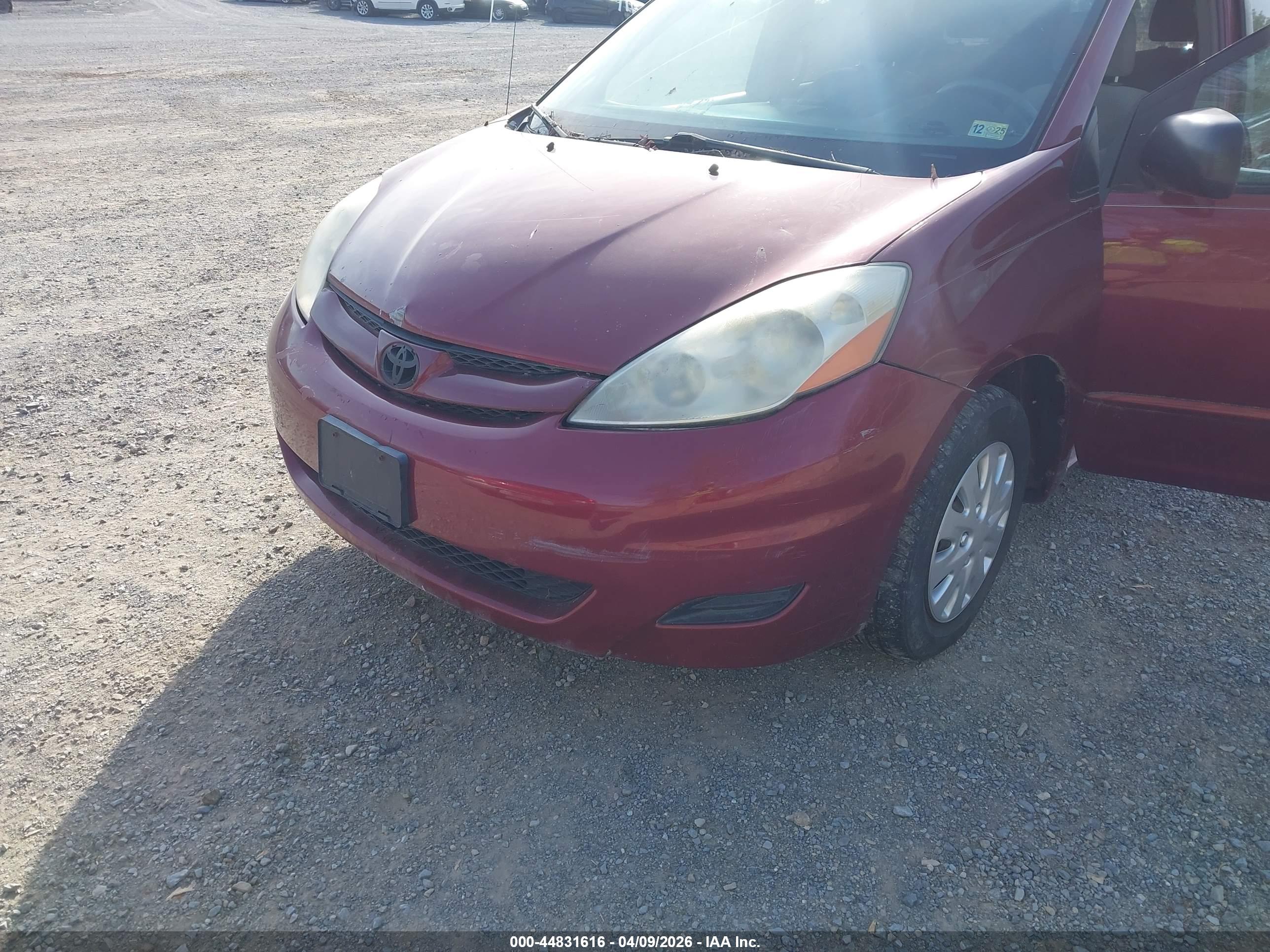 TOYOTA SIENNA image 6
