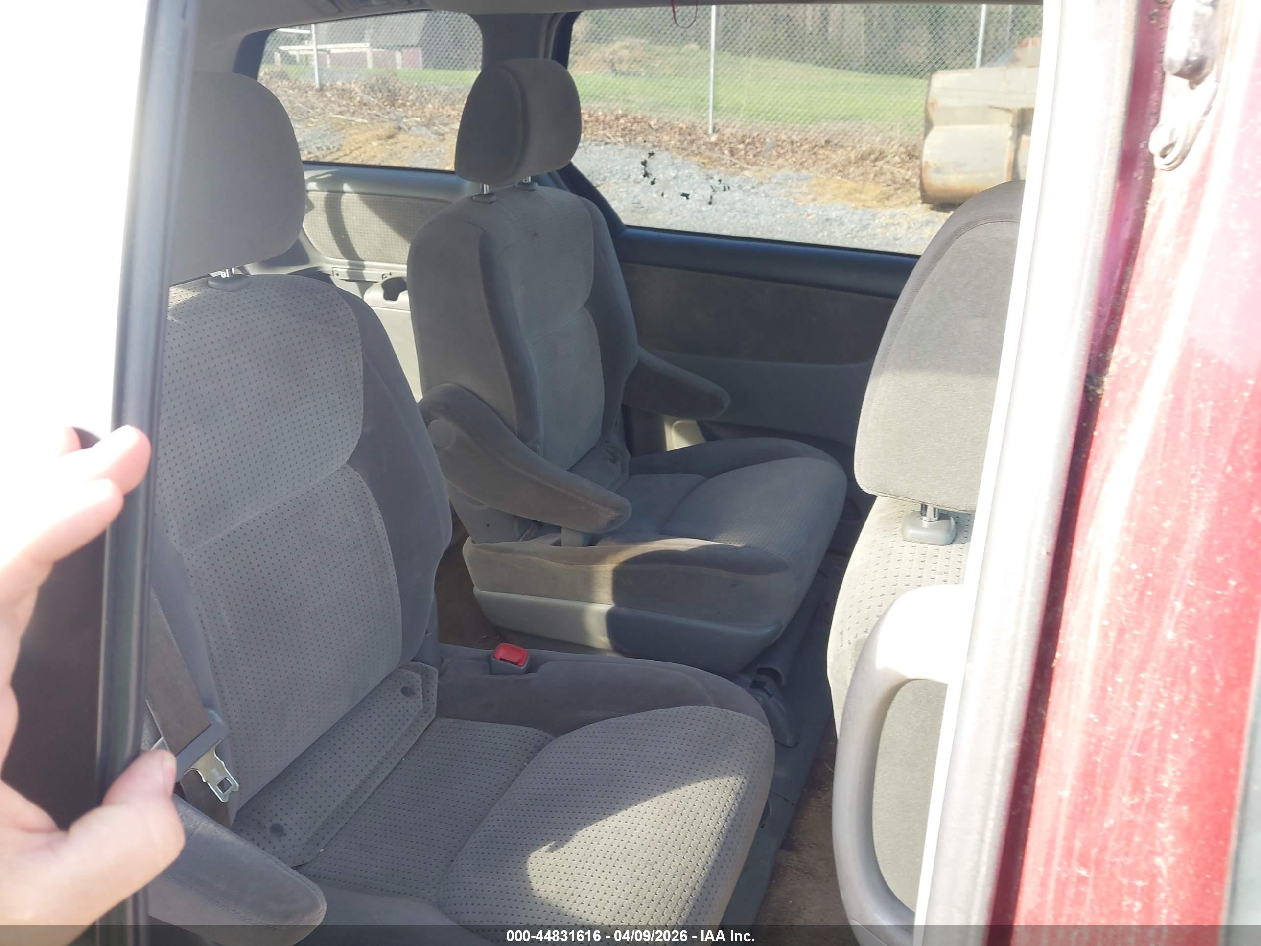 TOYOTA SIENNA image 8