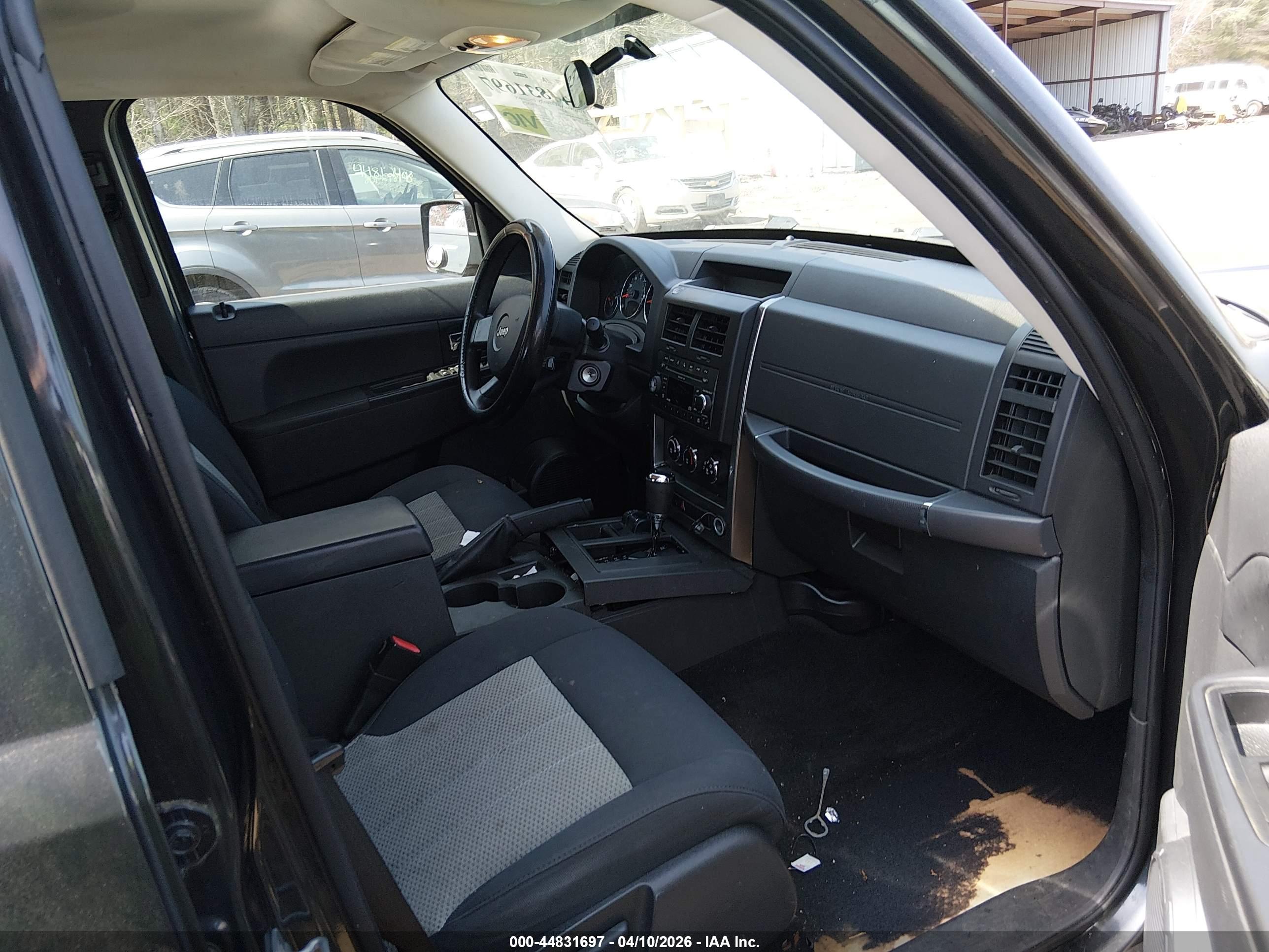 JEEP LIBERTY image 5