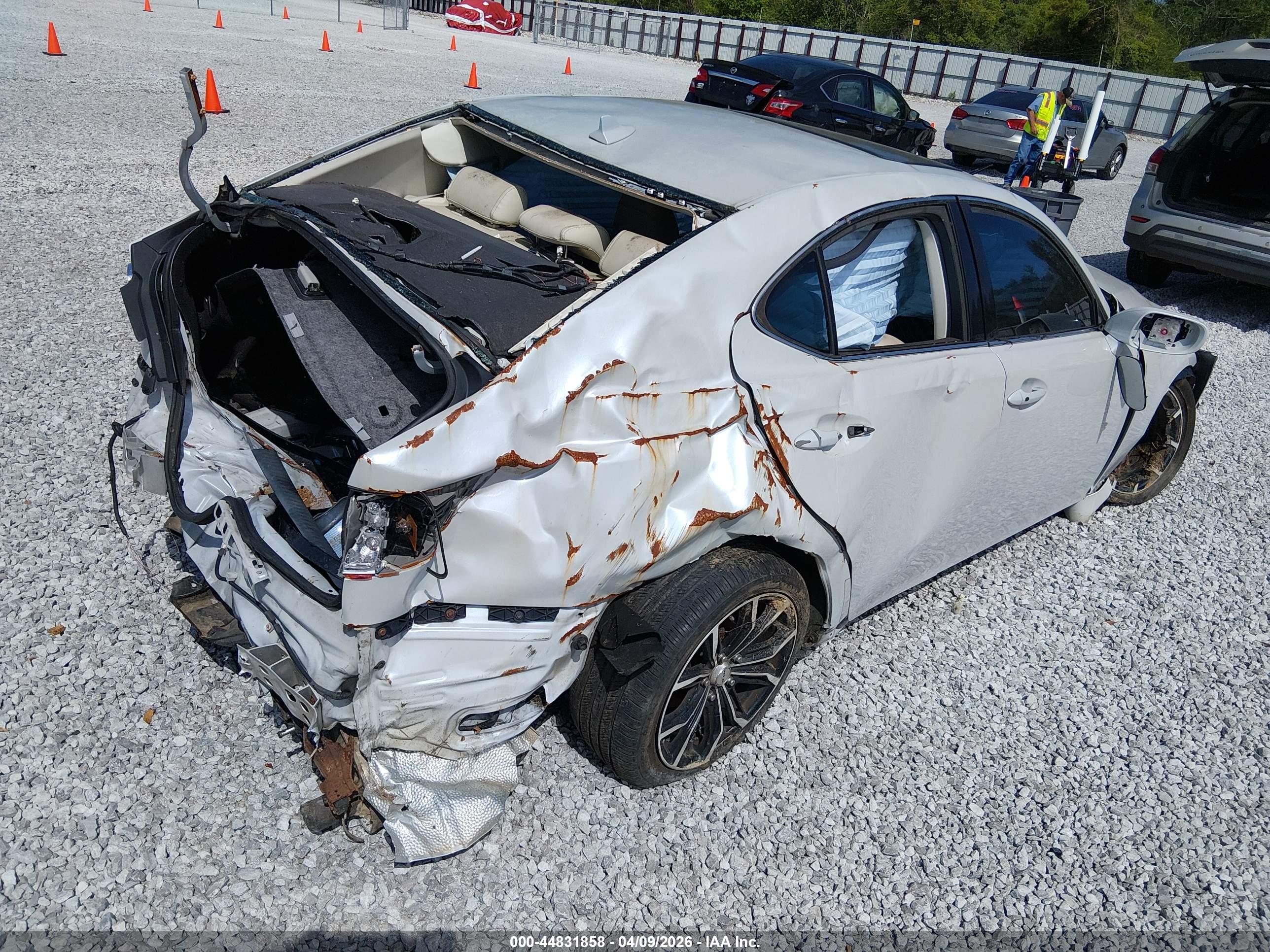 LEXUS IS image 4
