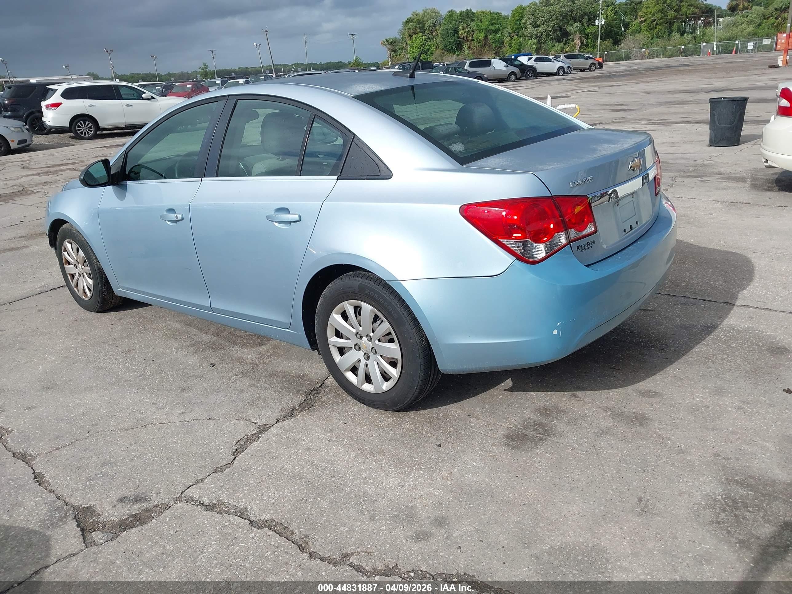 CHEVROLET CRUZE image 3