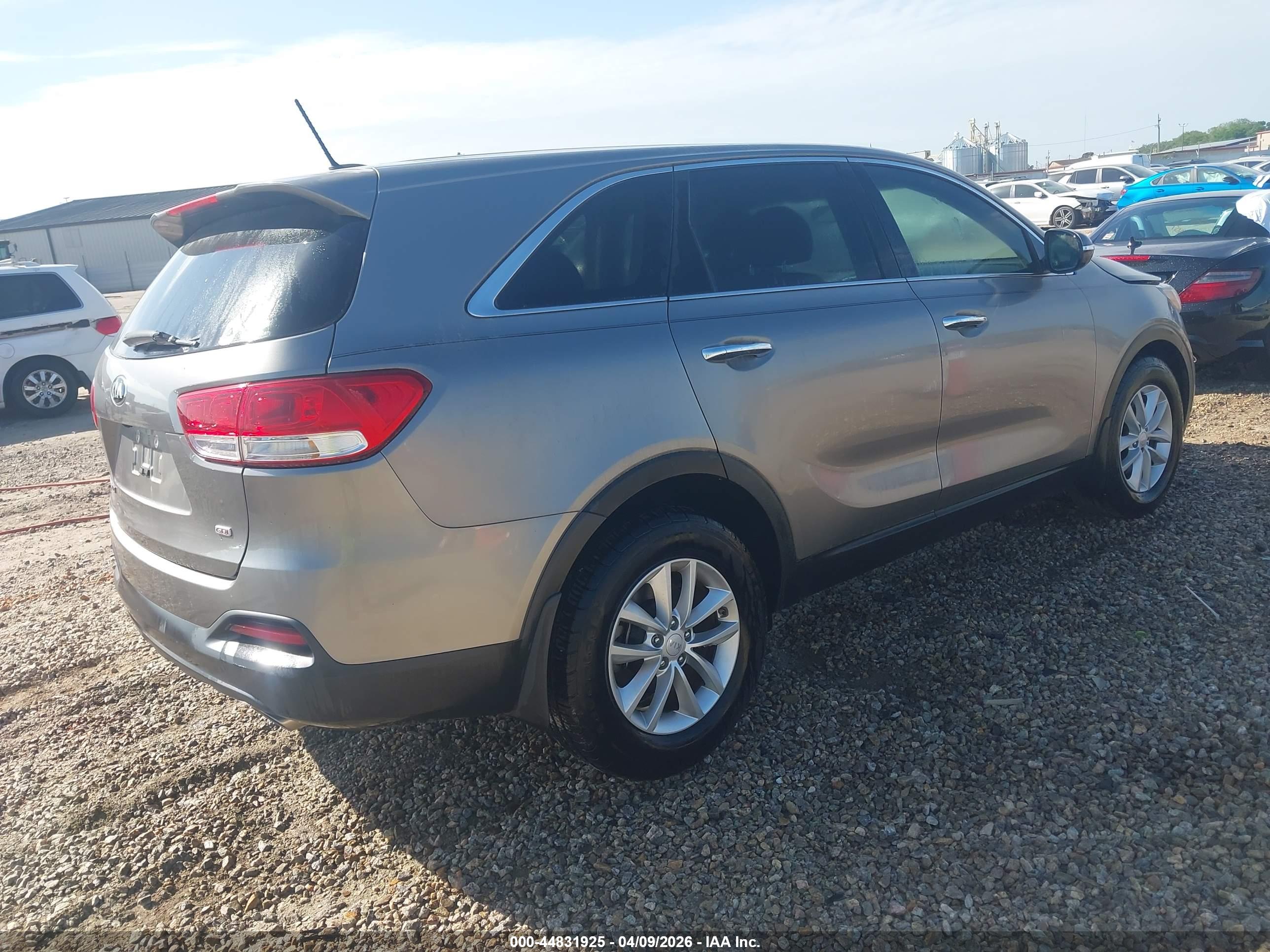 KIA SORENTO image 4