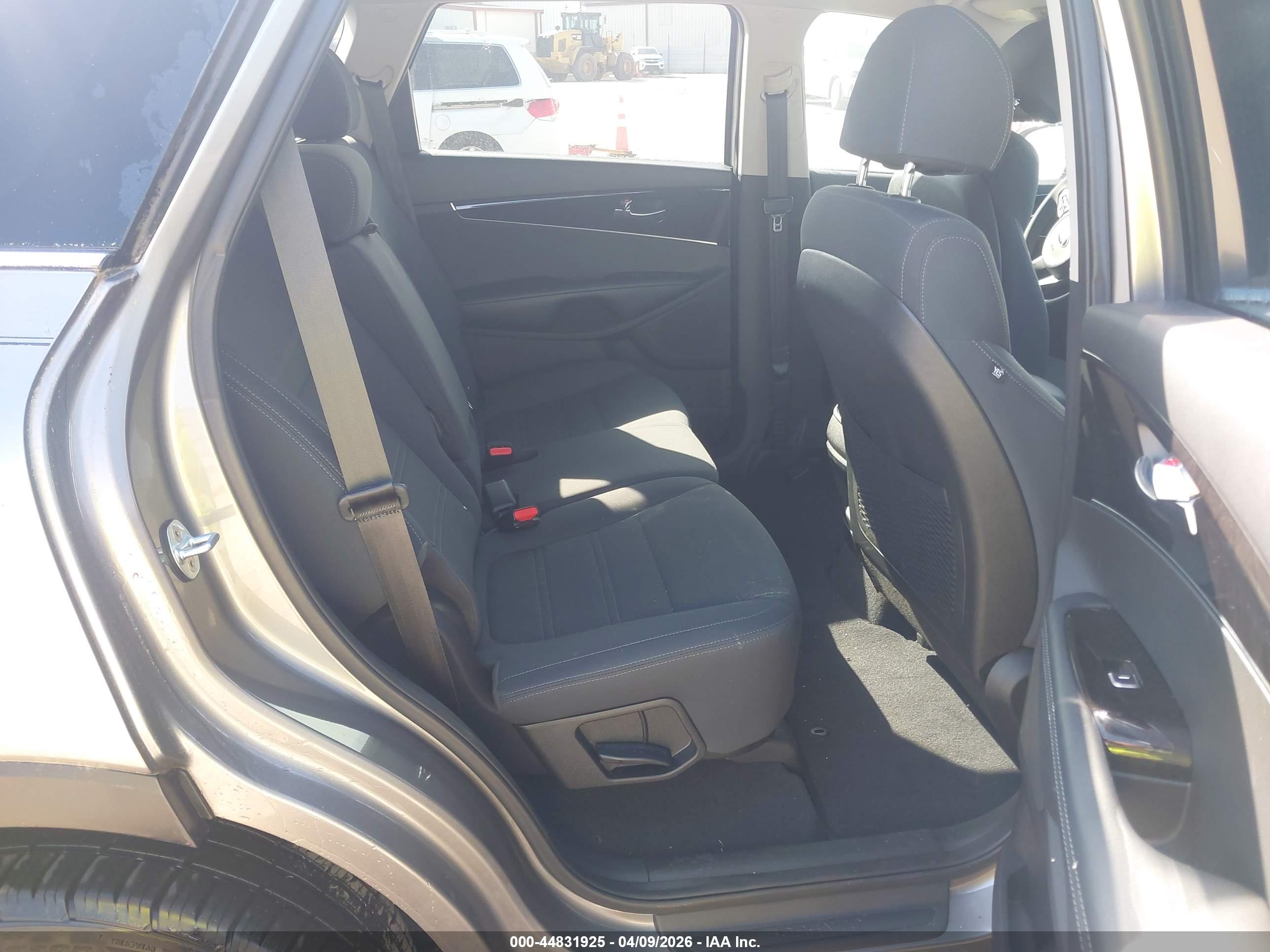 KIA SORENTO image 8