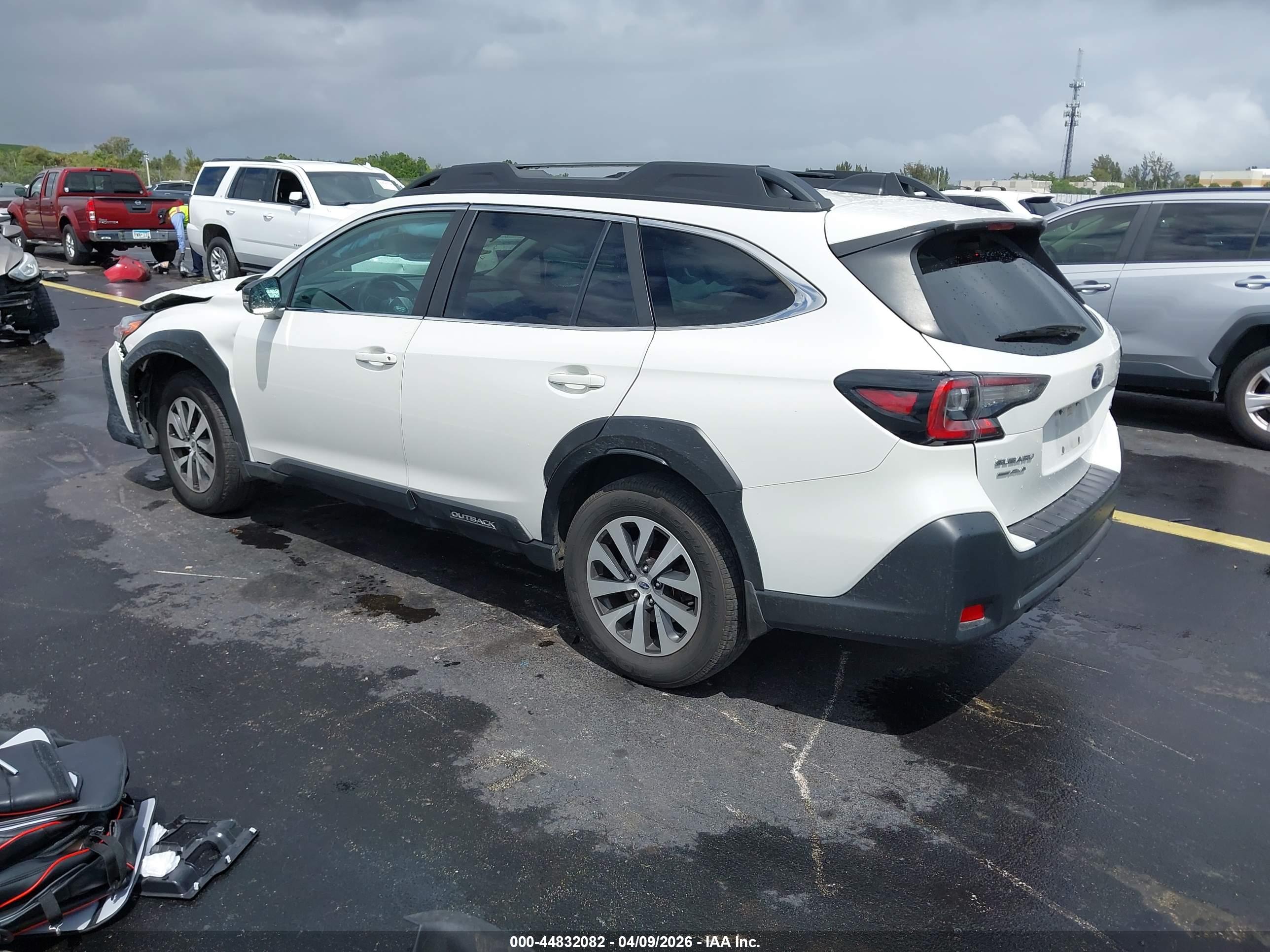 SUBARU OUTBACK image 3
