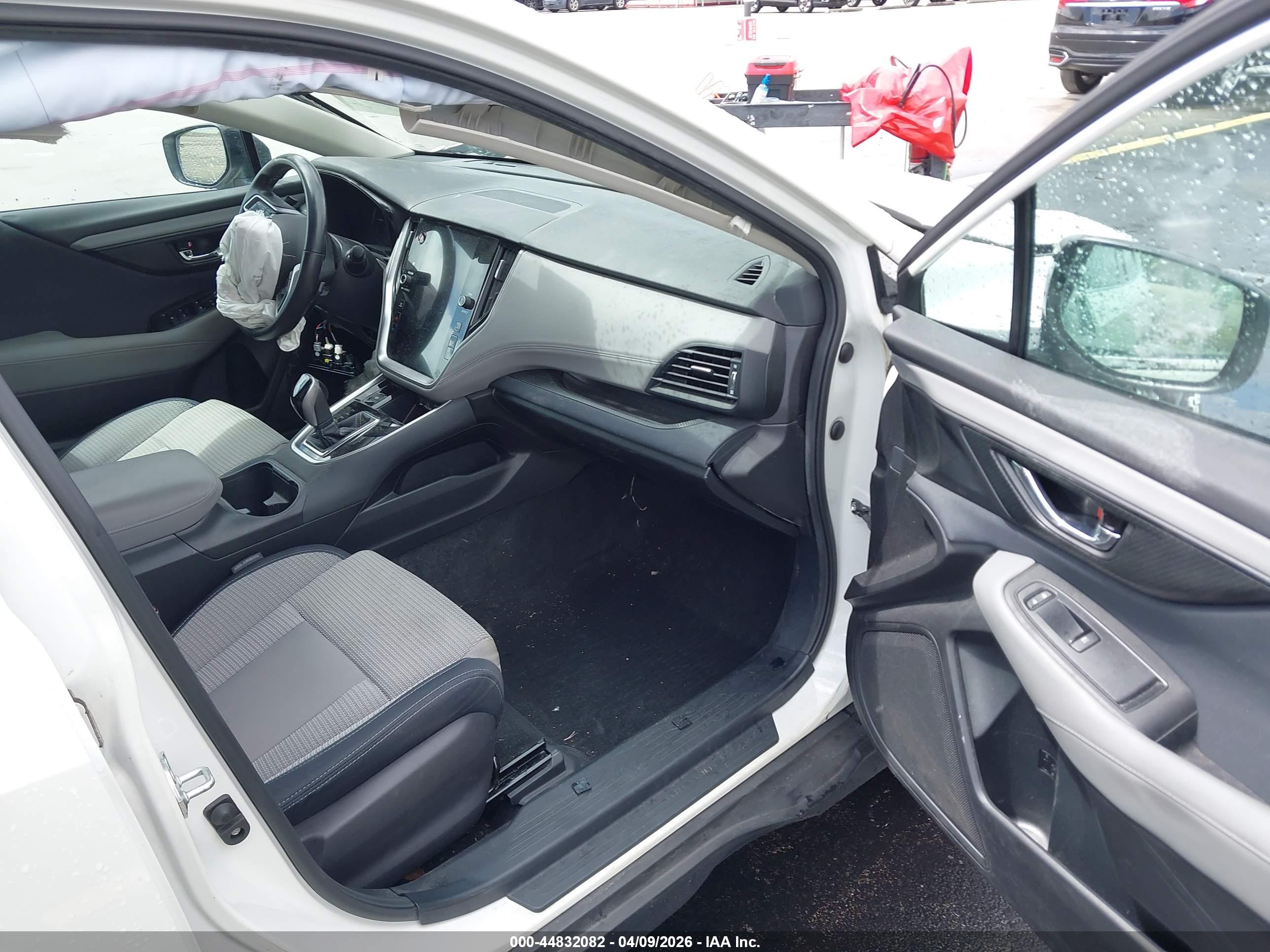 SUBARU OUTBACK image 5