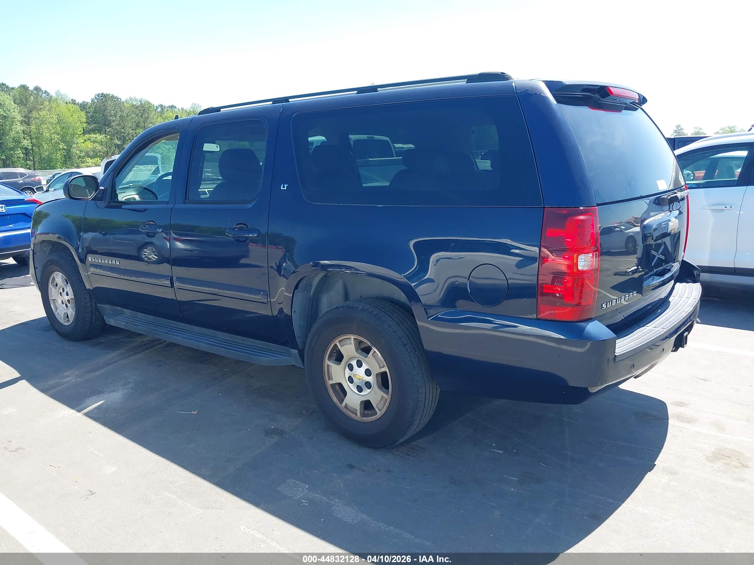 CHEVROLET SUBURBAN image 3