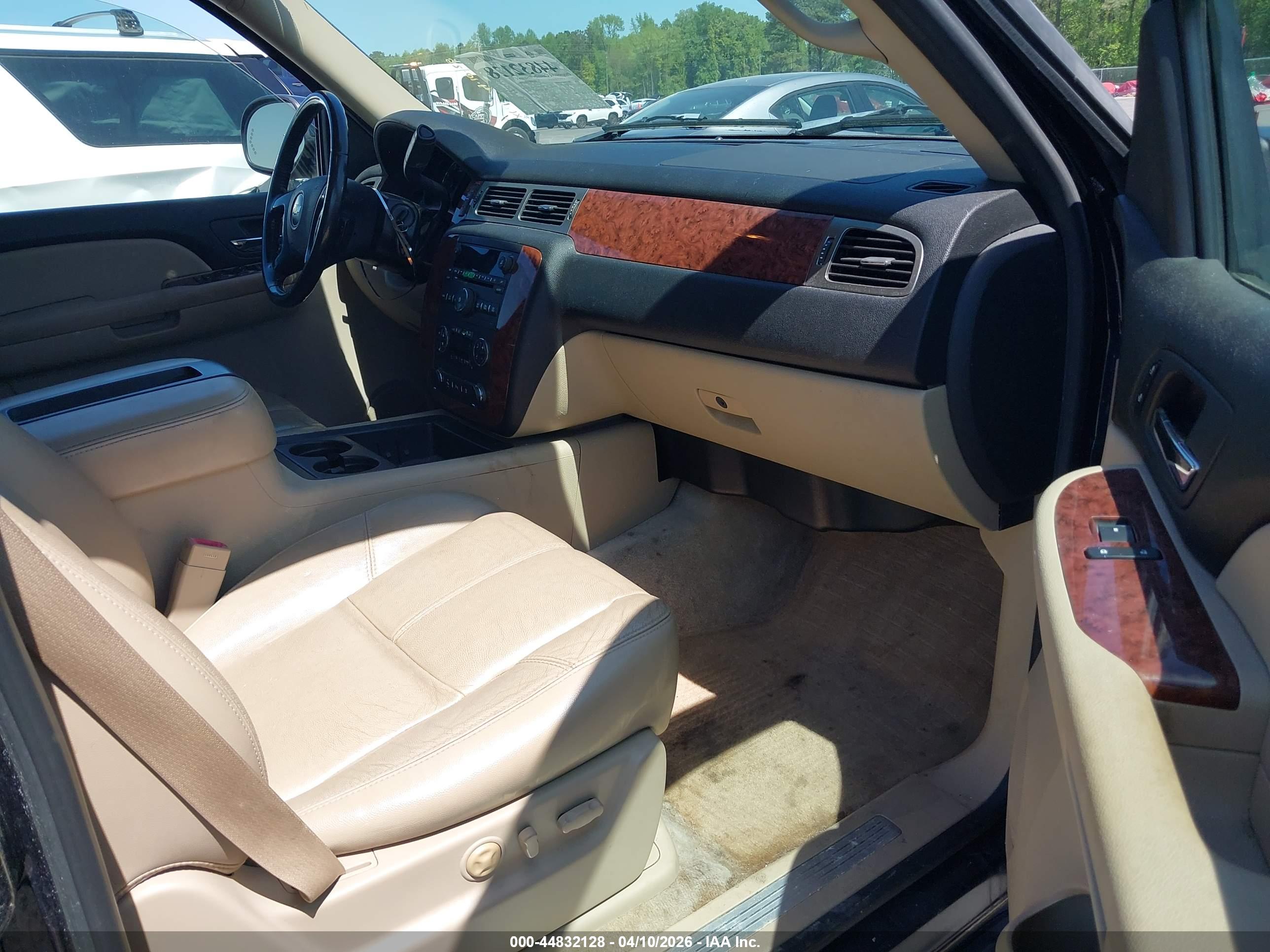 CHEVROLET SUBURBAN image 5