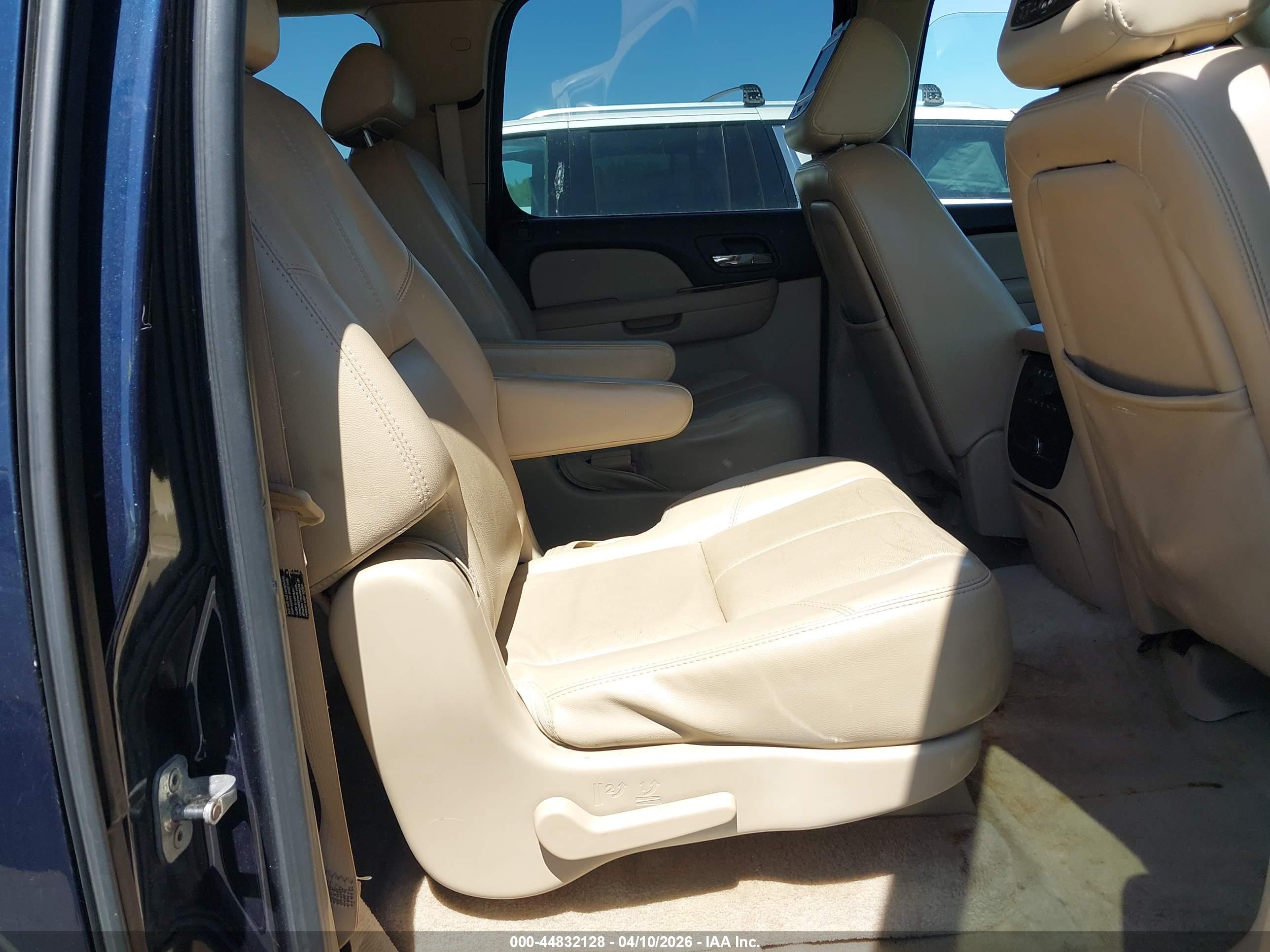 CHEVROLET SUBURBAN image 8