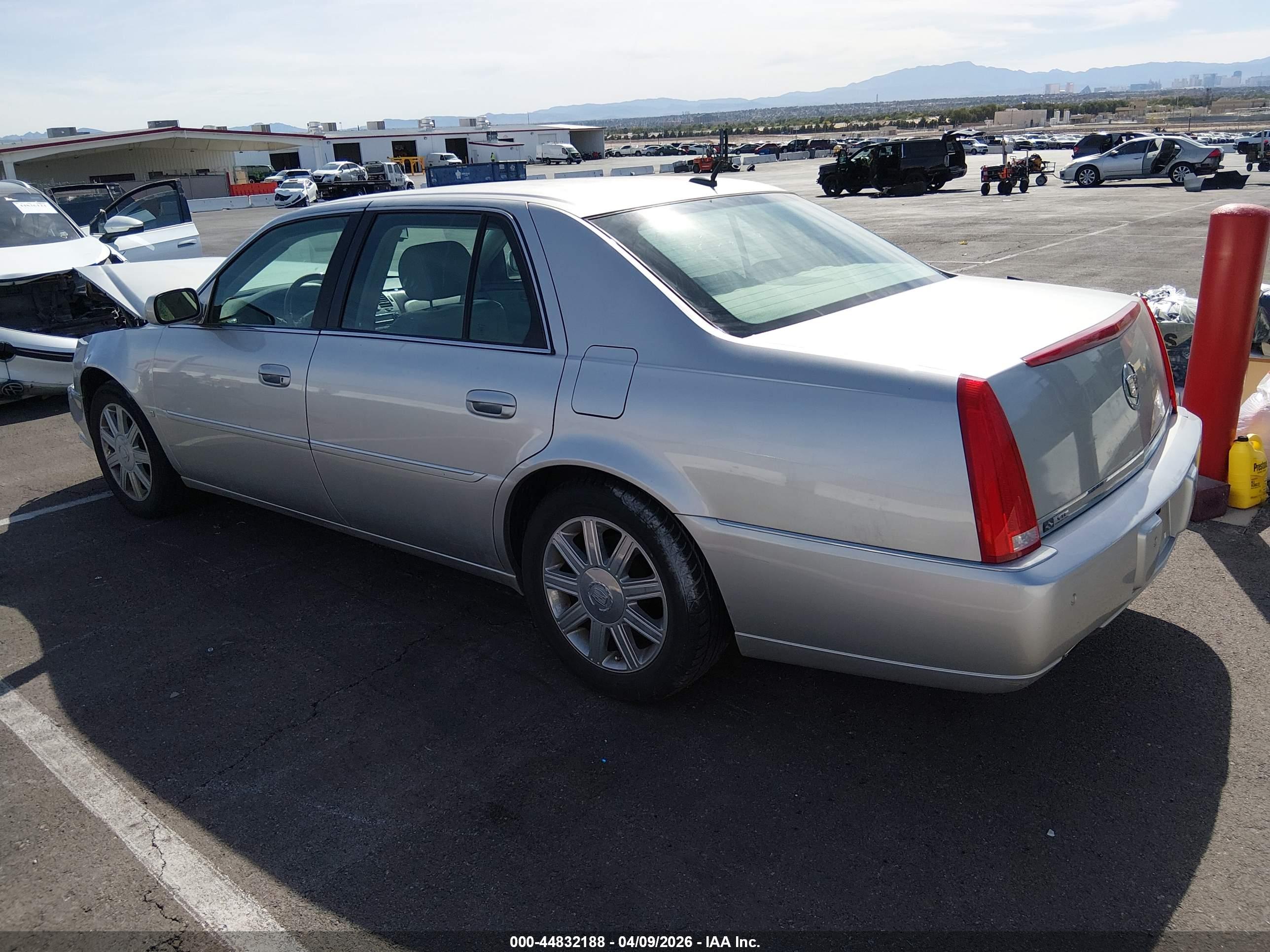 CADILLAC DTS image 3