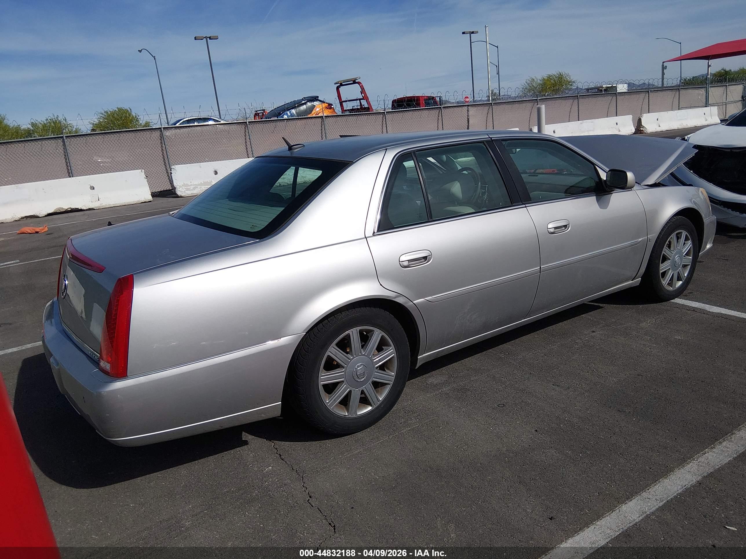CADILLAC DTS image 4