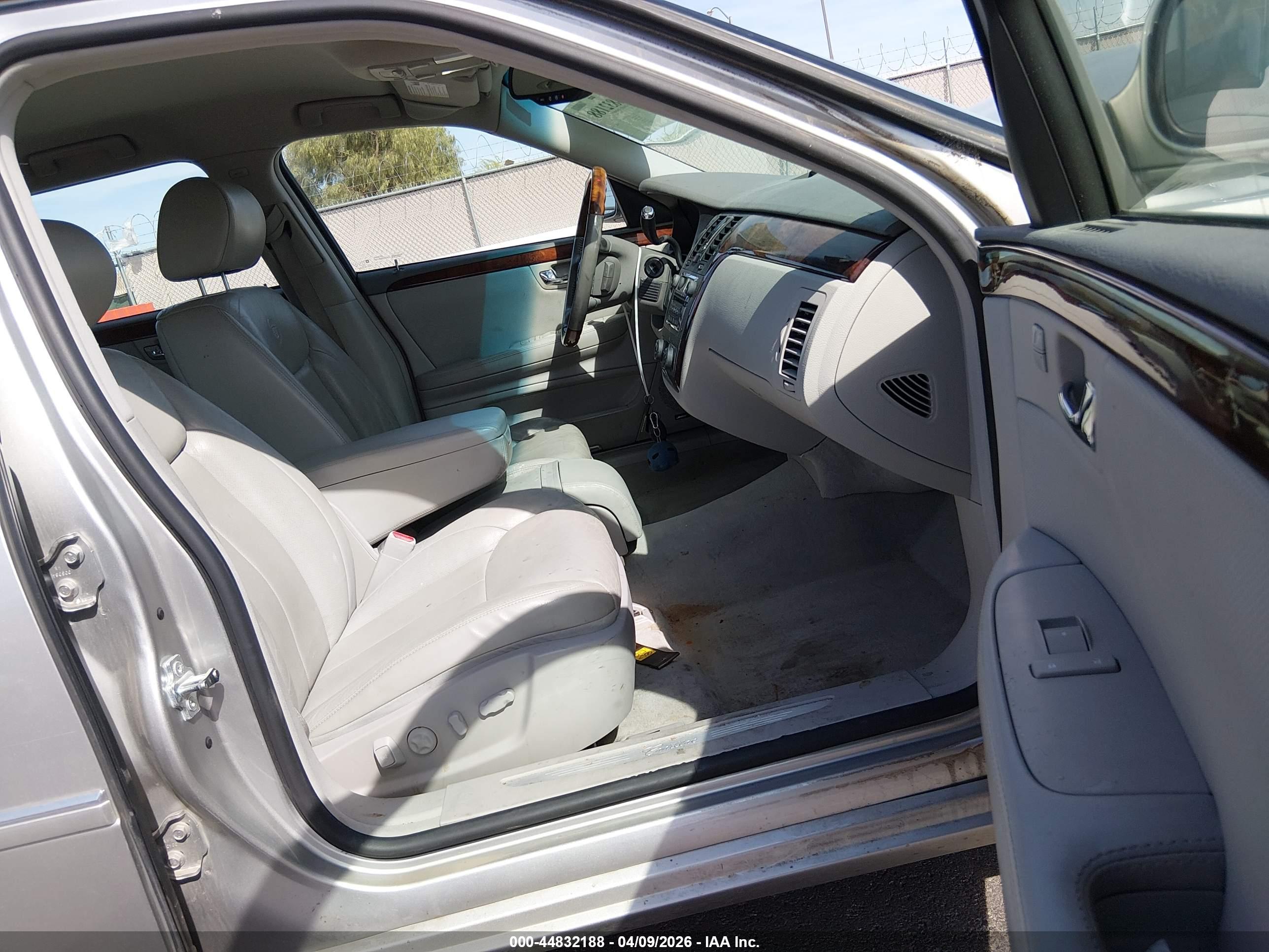 CADILLAC DTS image 5