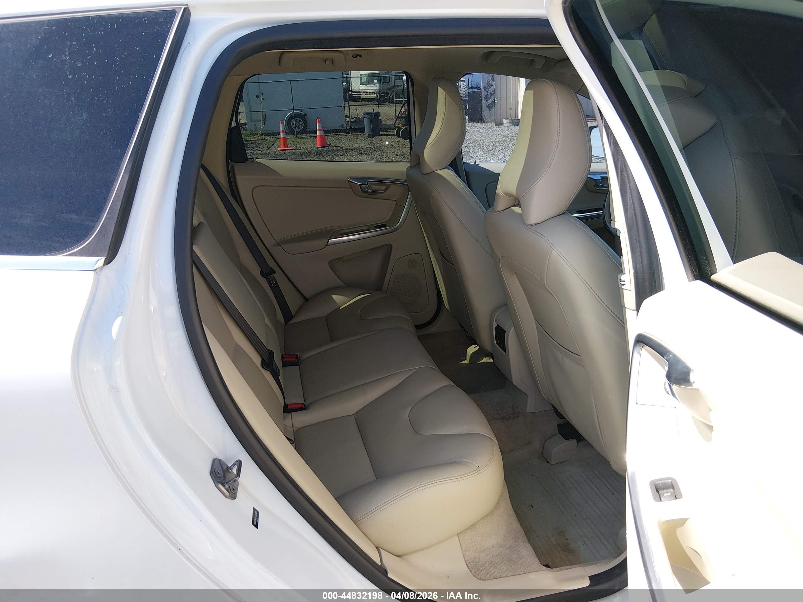 VOLVO XC60 image 8