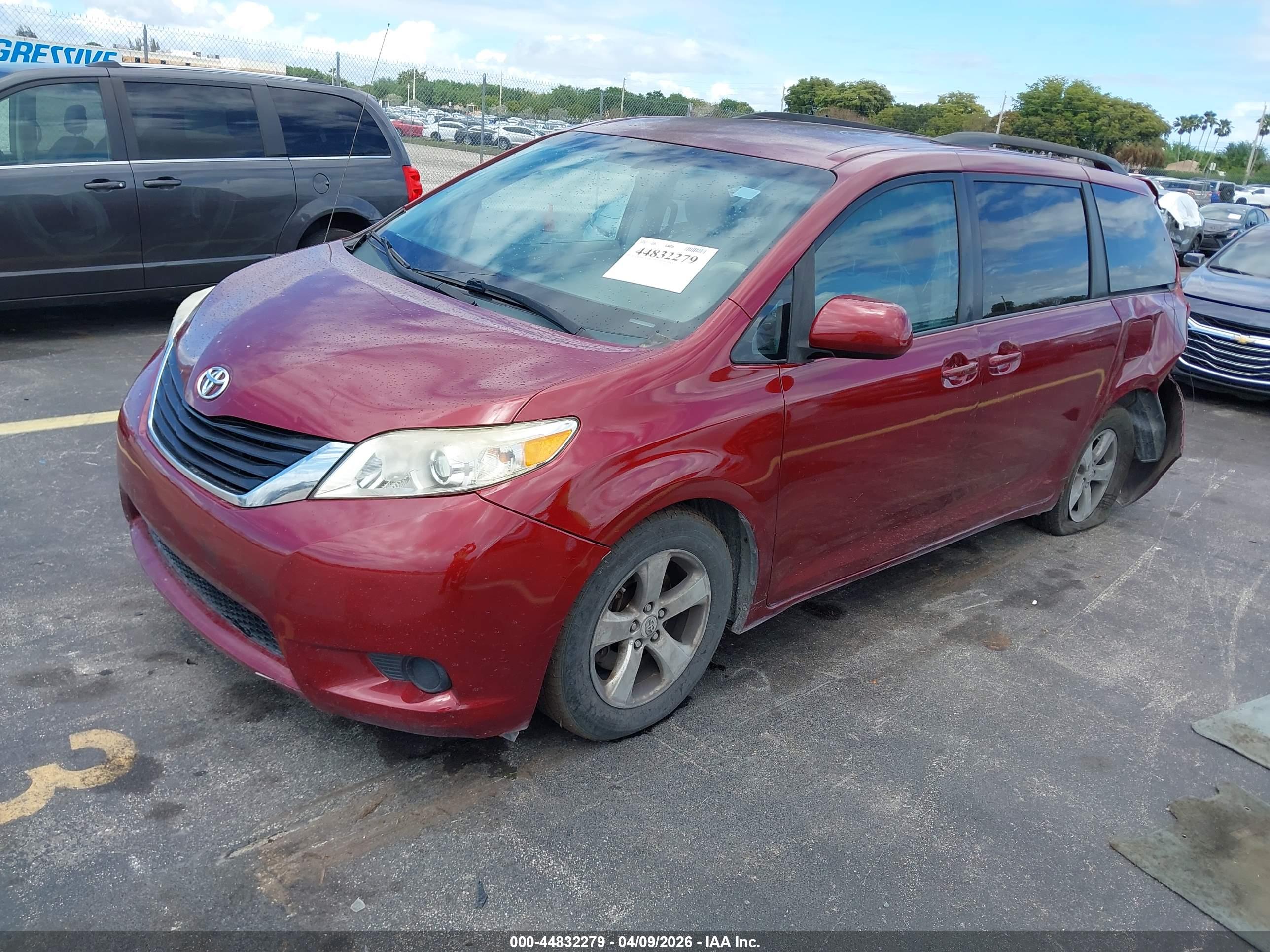 TOYOTA SIENNA image 2